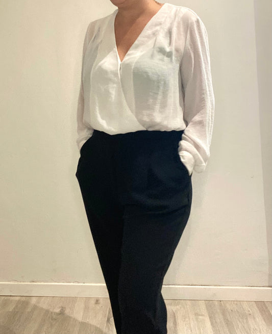Combinaison style chino et chemise blanches