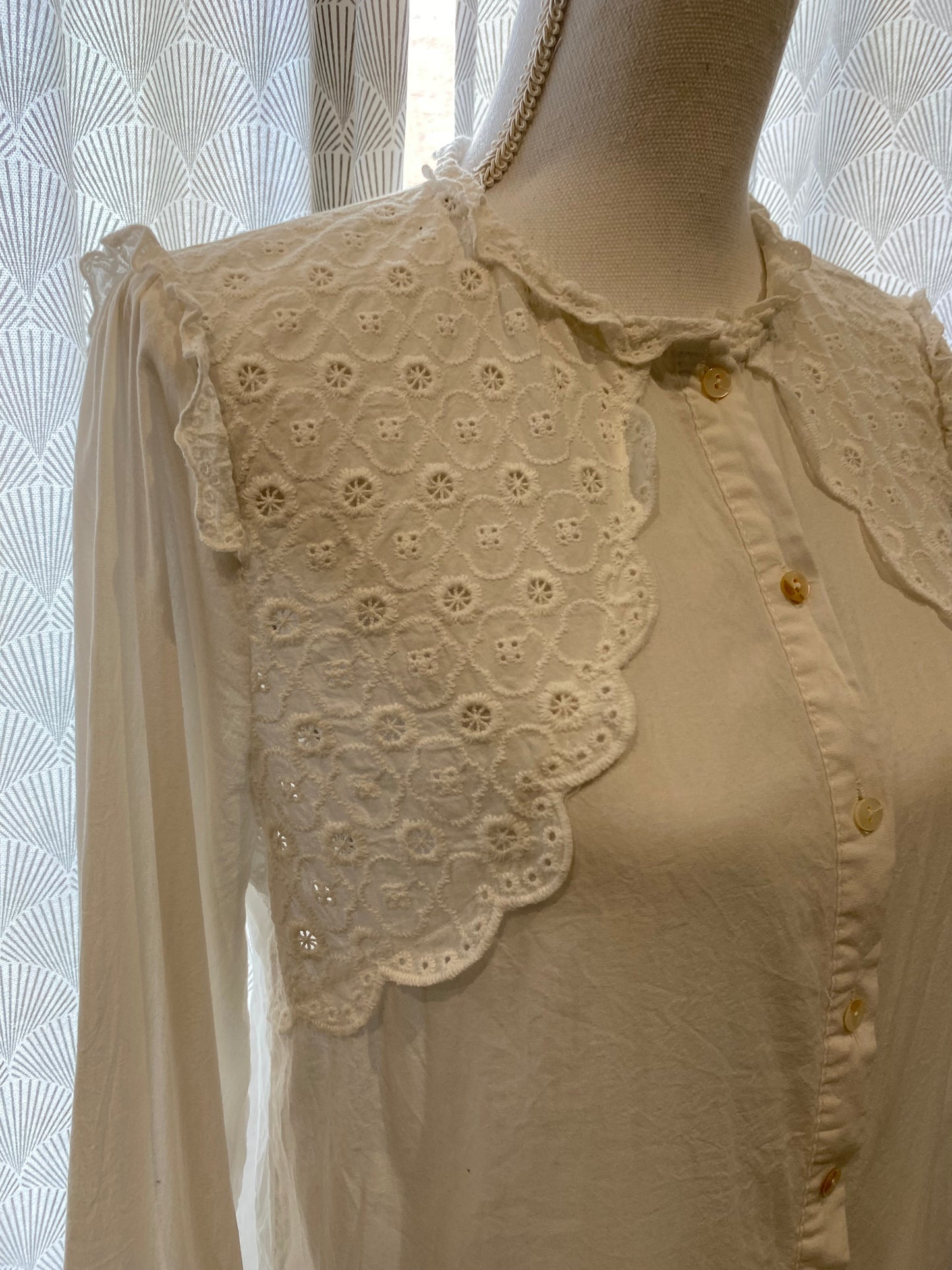 Chemise blanche écru effet brodé épaules et avant – Season – M