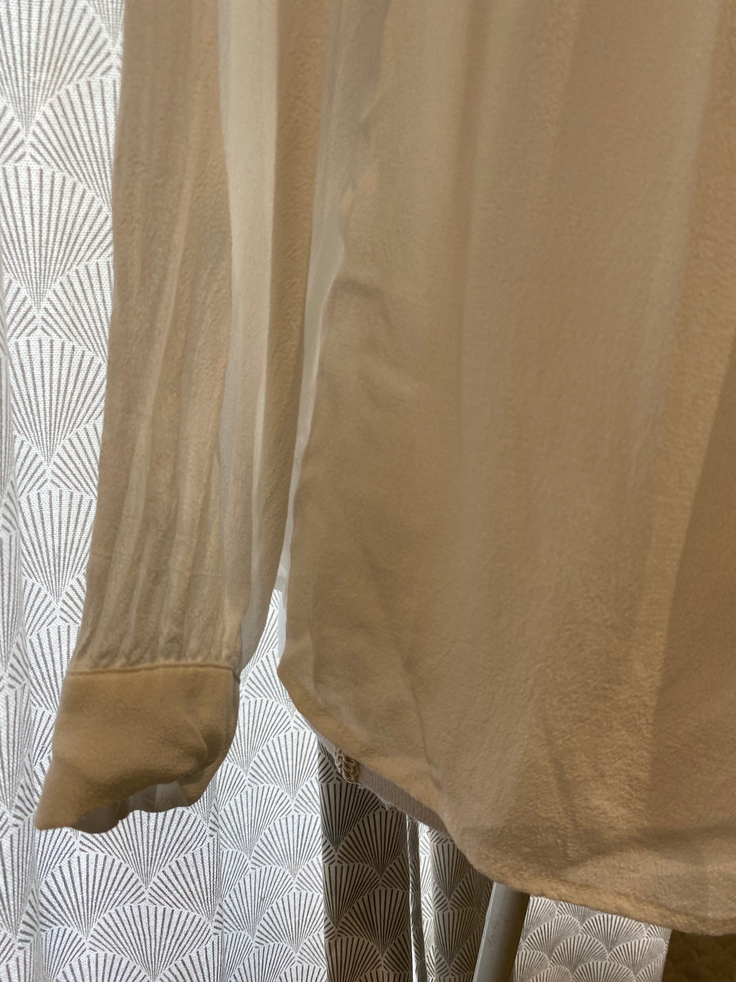 Blouse blanche écru boutons dorés effet brodé épaules – Inspiration Studio – M