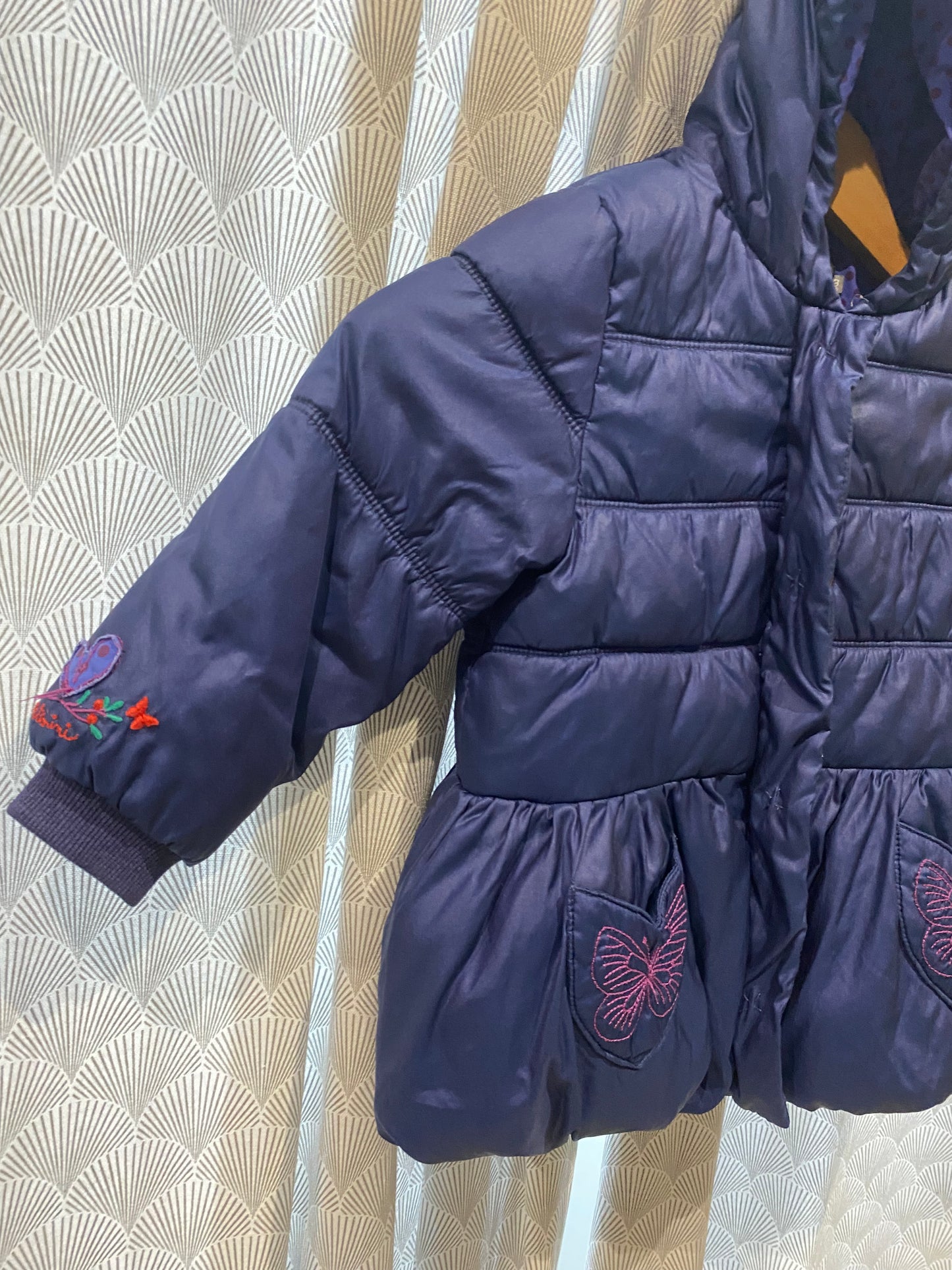 🦋 Doudoune marine jupon bouffant motif papillons – Catimini – 3 ans