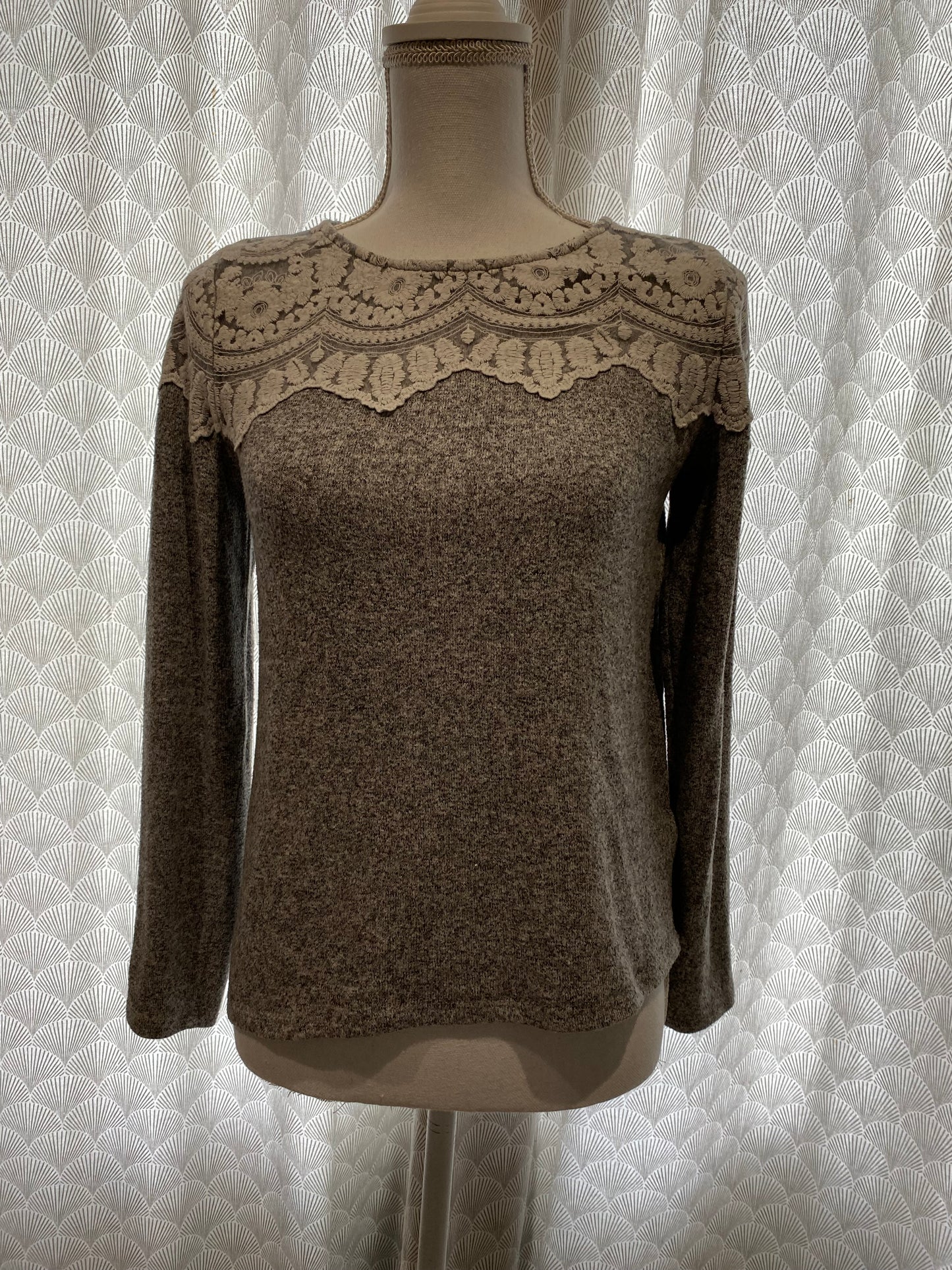 Pull gris dentelle blanche – Taille M 🩶✨