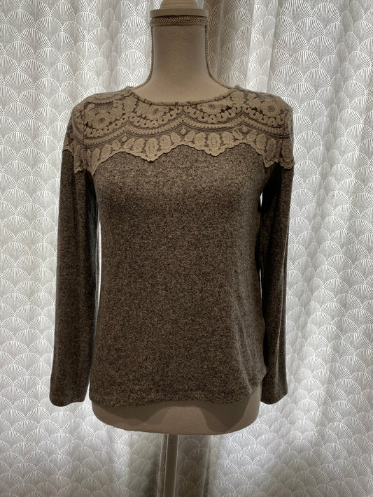 Pull gris dentelle blanche – Taille M 🩶✨