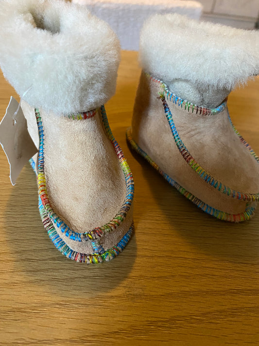 Chaussons en agneau véritable – Neuve avec étiquette – 6/12 mois