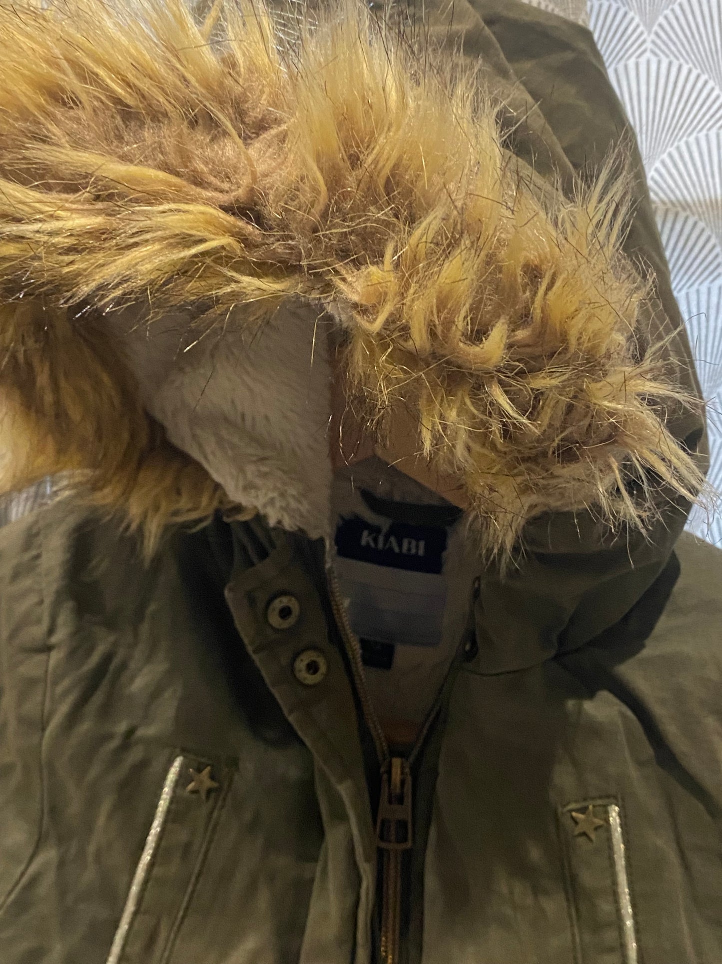 ❄️ Doudoune kaki intérieur moumoute – Kiabi – 5 ans