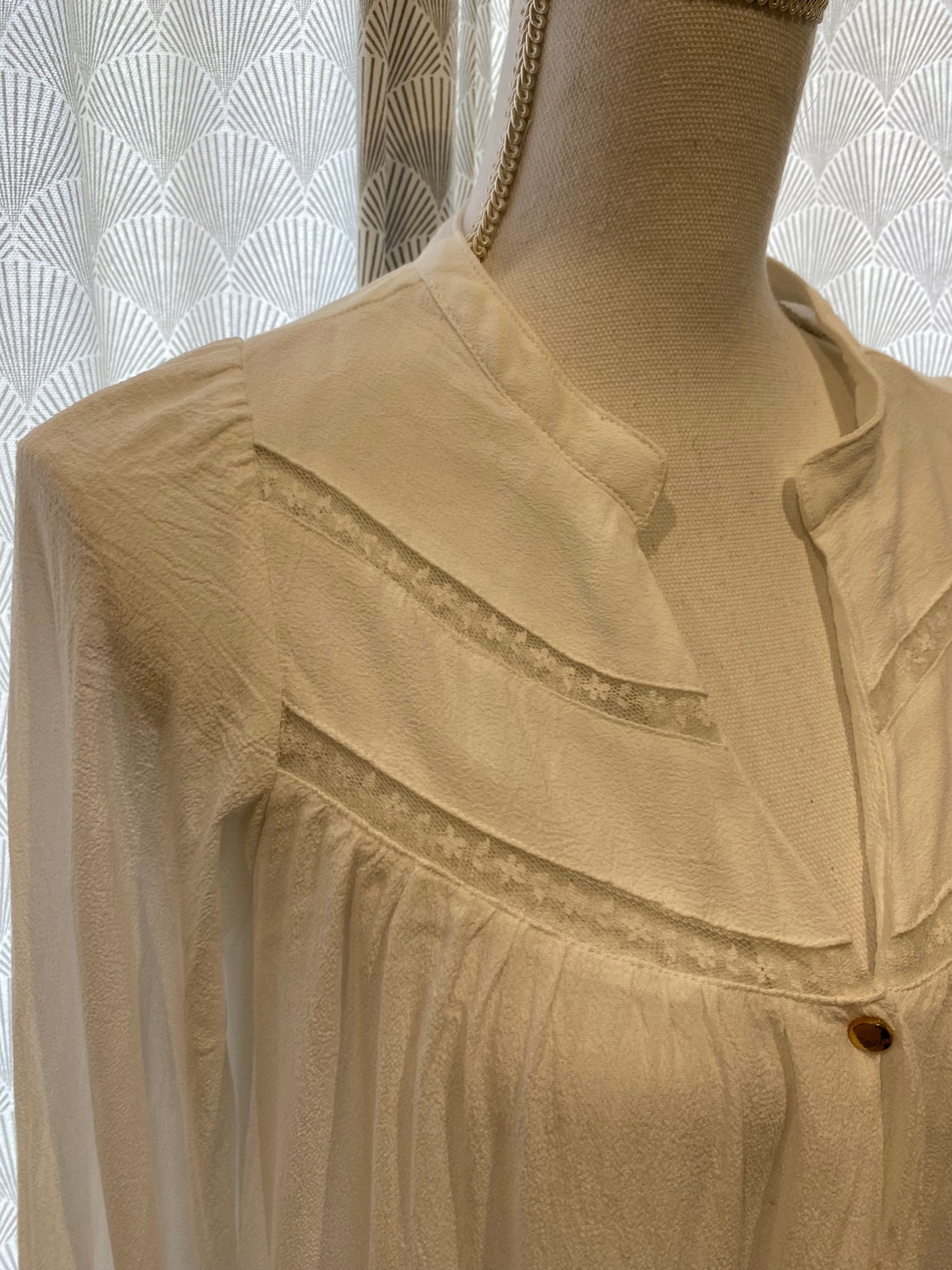 Blouse blanche écru boutons dorés effet brodé épaules – Inspiration Studio – M