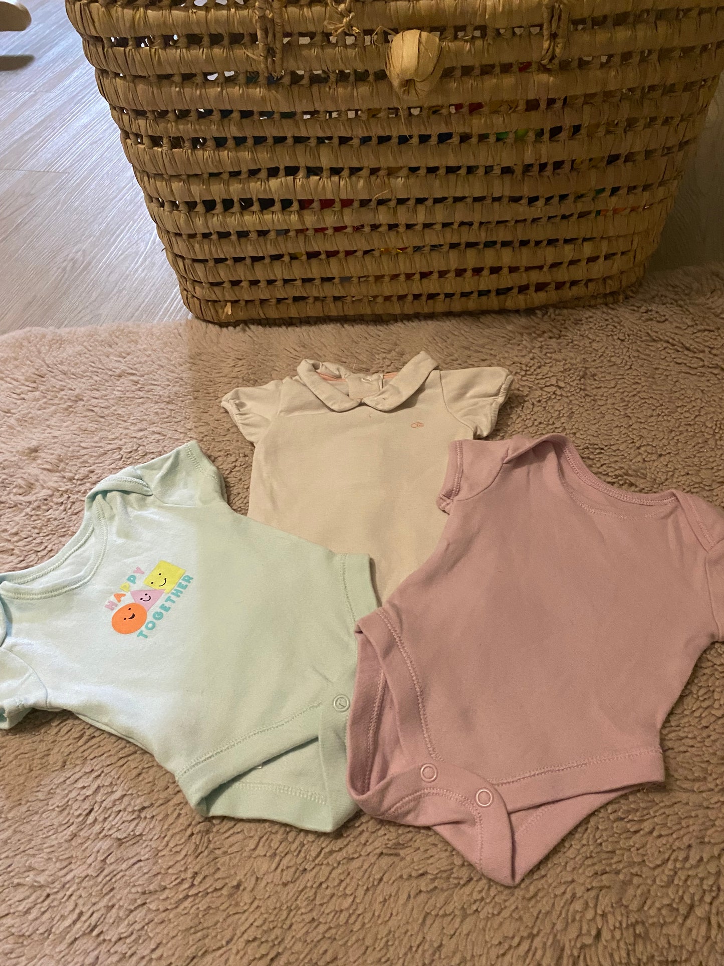 Lot 3 bodies manches courtes – Orchestra & Primark – 3 mois