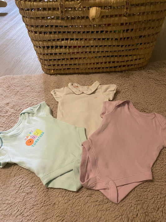 Lot 3 bodies manches courtes – Orchestra & Primark – 3 mois
