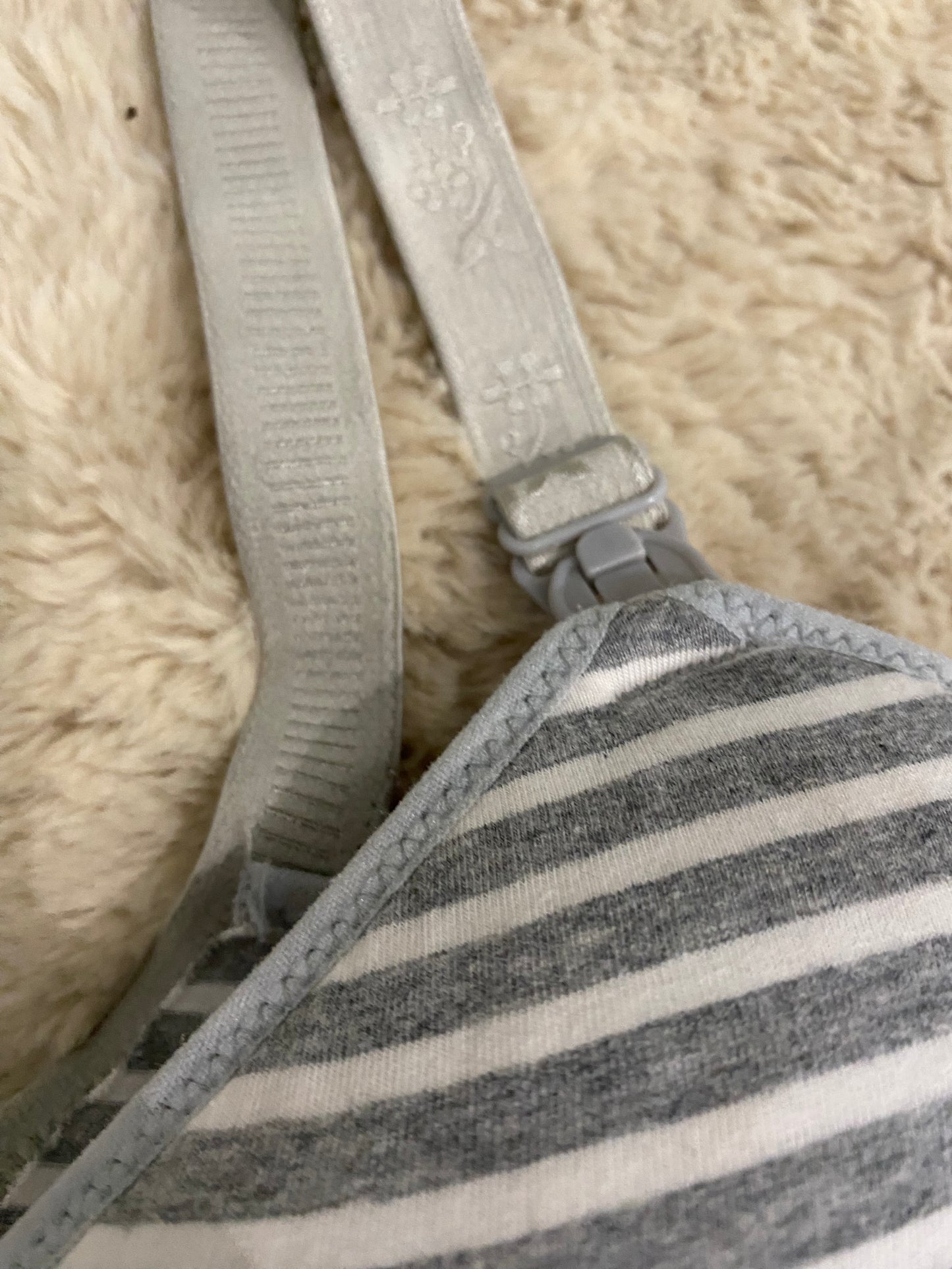 Soutien-gorge d’allaitement gris et blanc