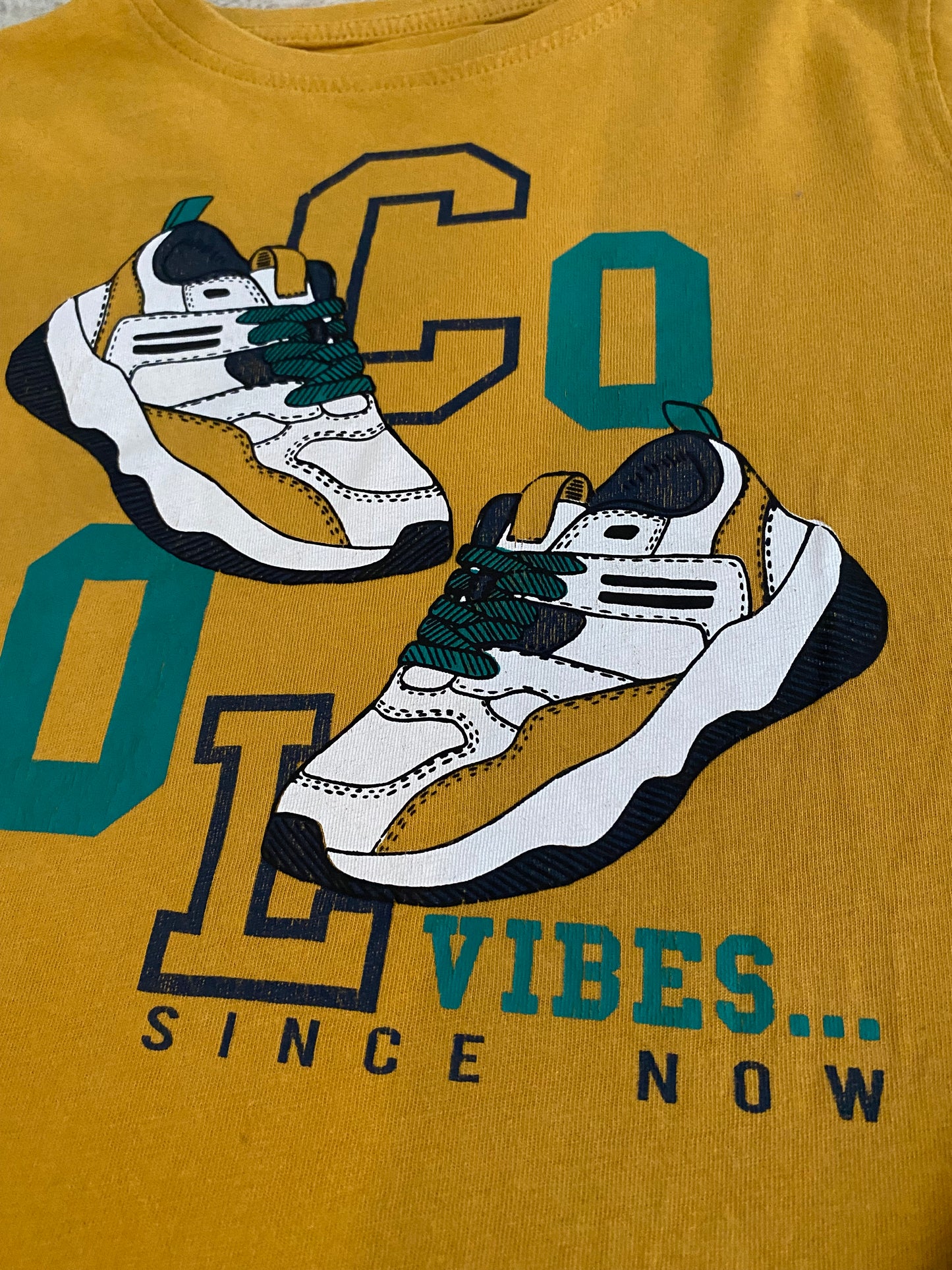 T-shirt moutarde – 8 ans