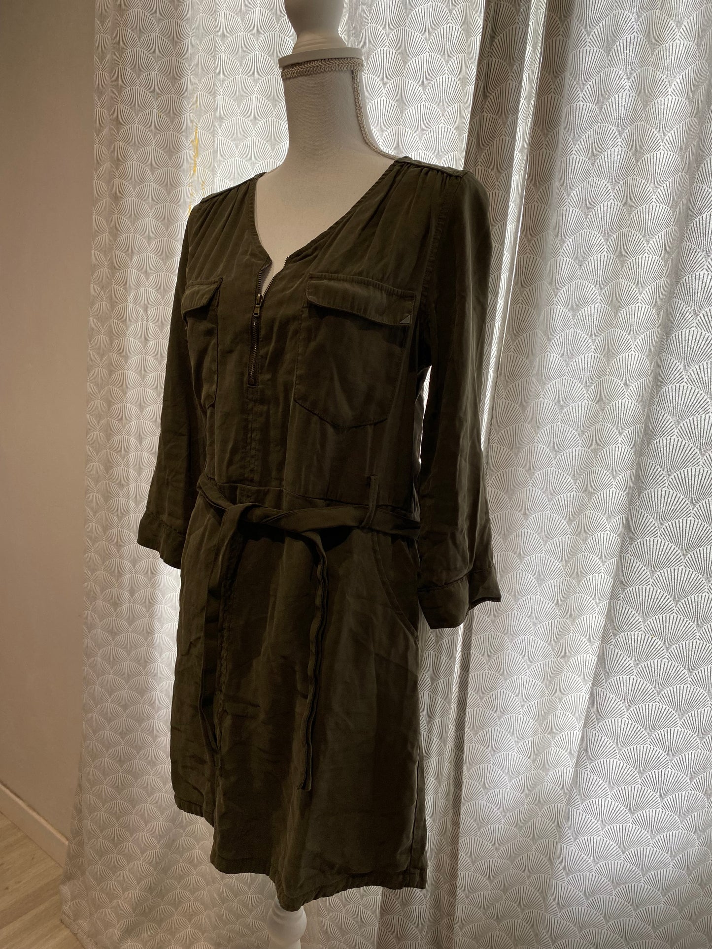 Robe kaki à ceinture & tirette dorée CACHE CACHE – Taille 36/38 💚✨