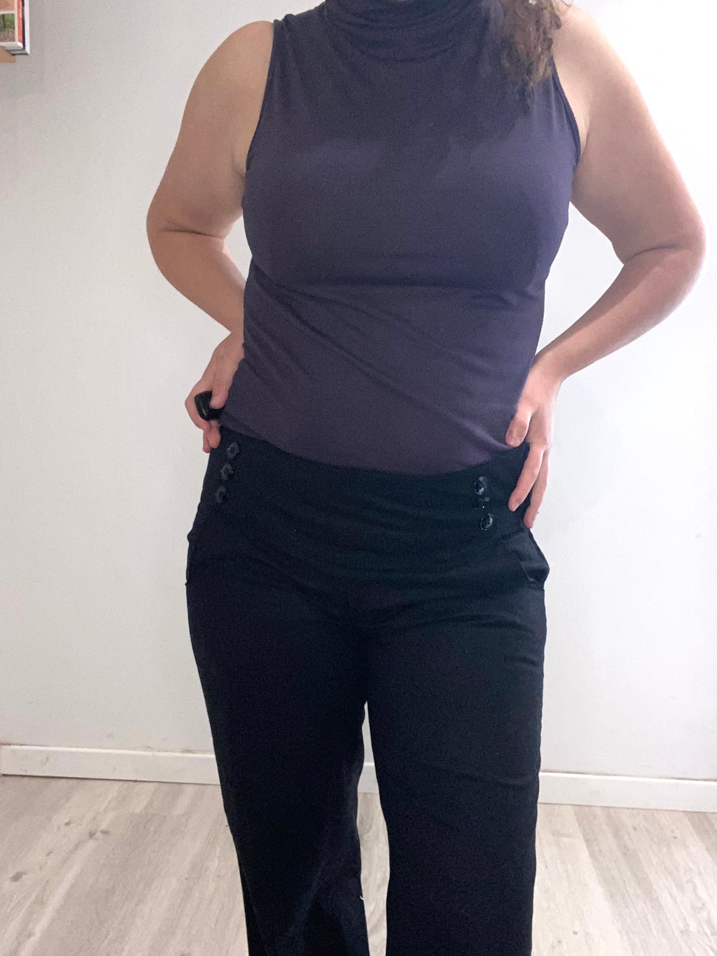 Pantalon noir décor boutons
