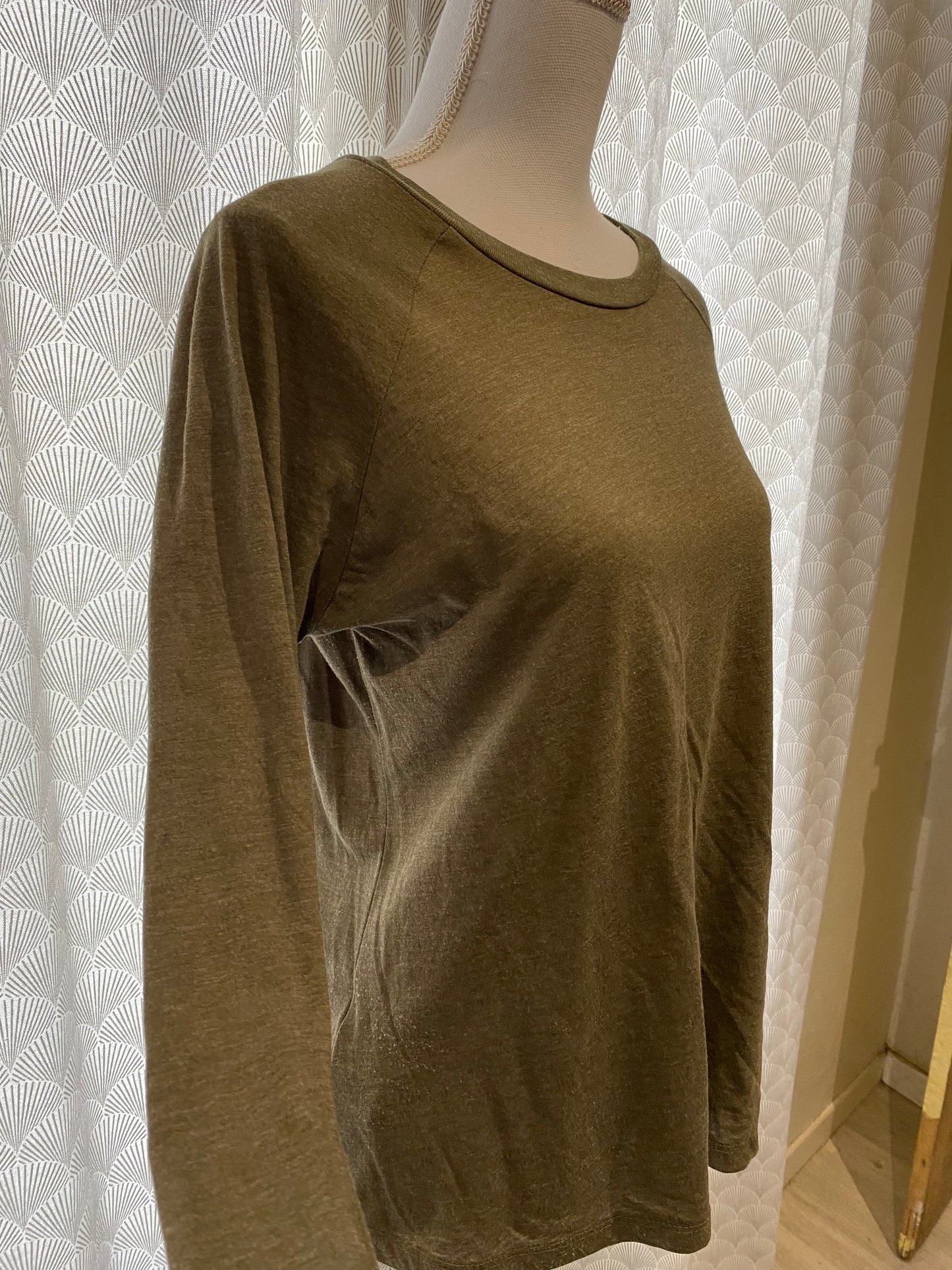 T-shirt basique kaki MANGO – Taille M 🌿👚