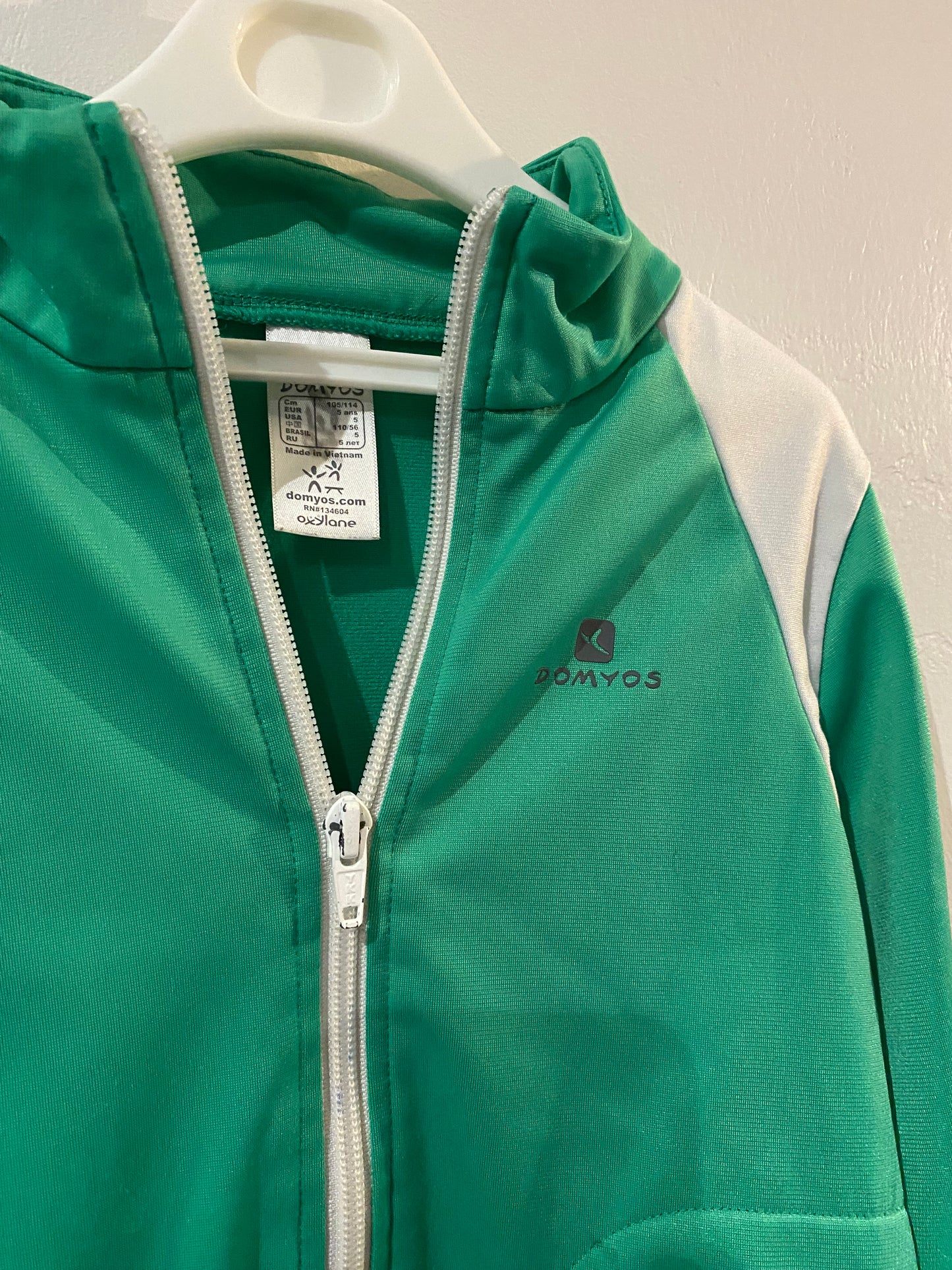 Gilet sport vert & blanc – Domyos – 5 ans