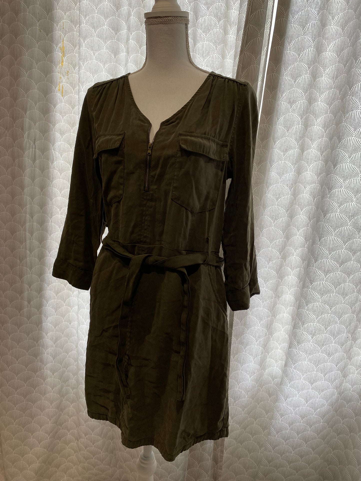 Robe kaki à ceinture & tirette dorée CACHE CACHE – Taille 36/38 💚✨