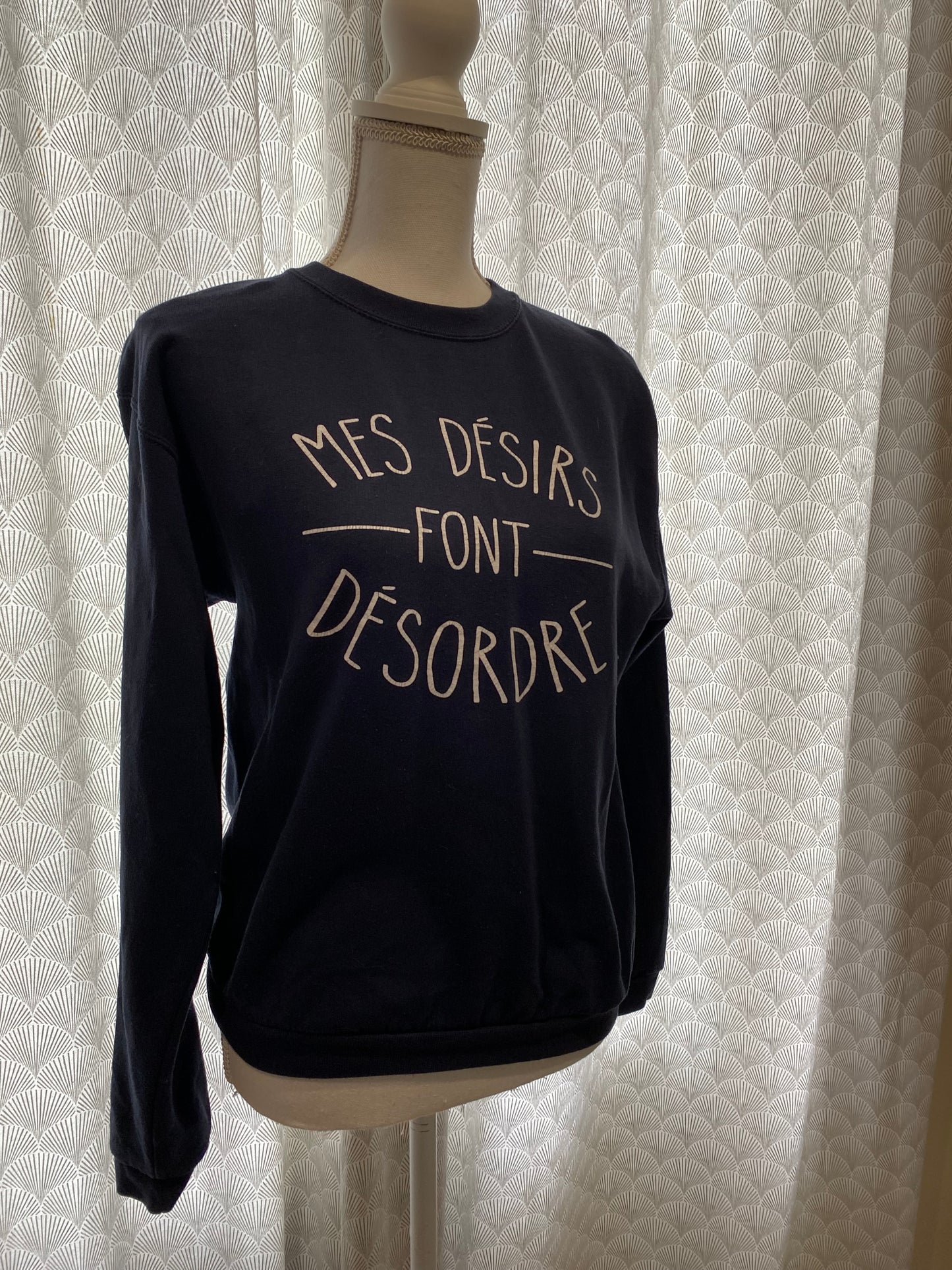 Sweat marine à écritures blanches – Taille M 🌀👕