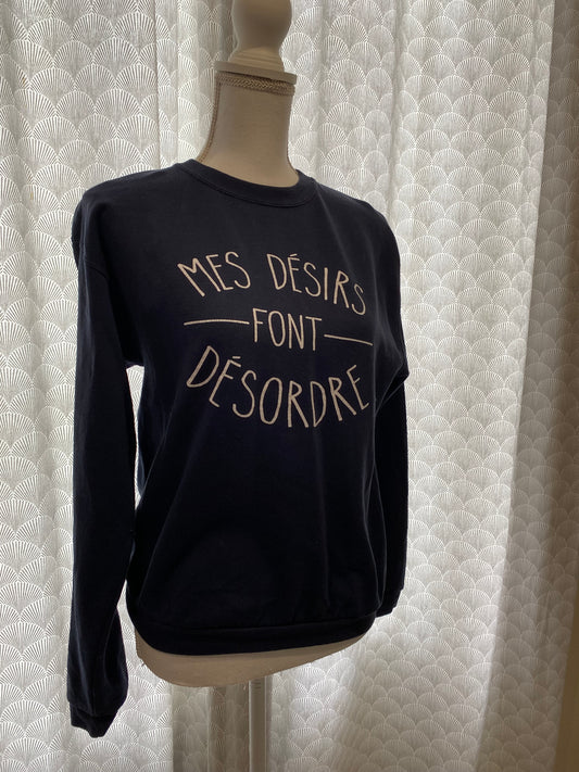 Sweat marine à écritures blanches – Taille M 🌀👕