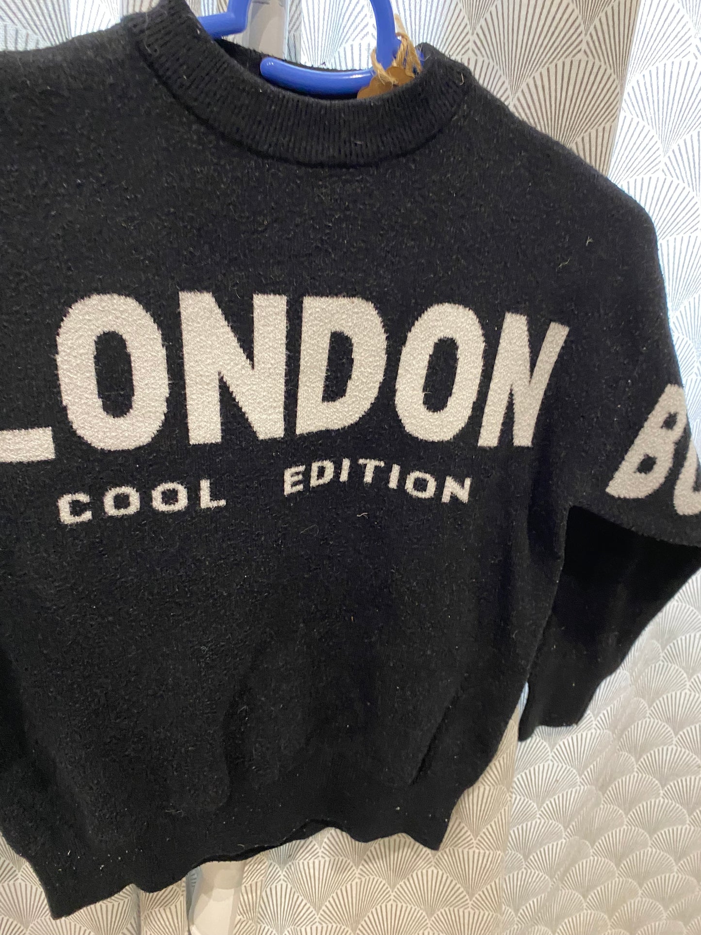 Pull noir col rond avec écriture – 6 ans – Zara
