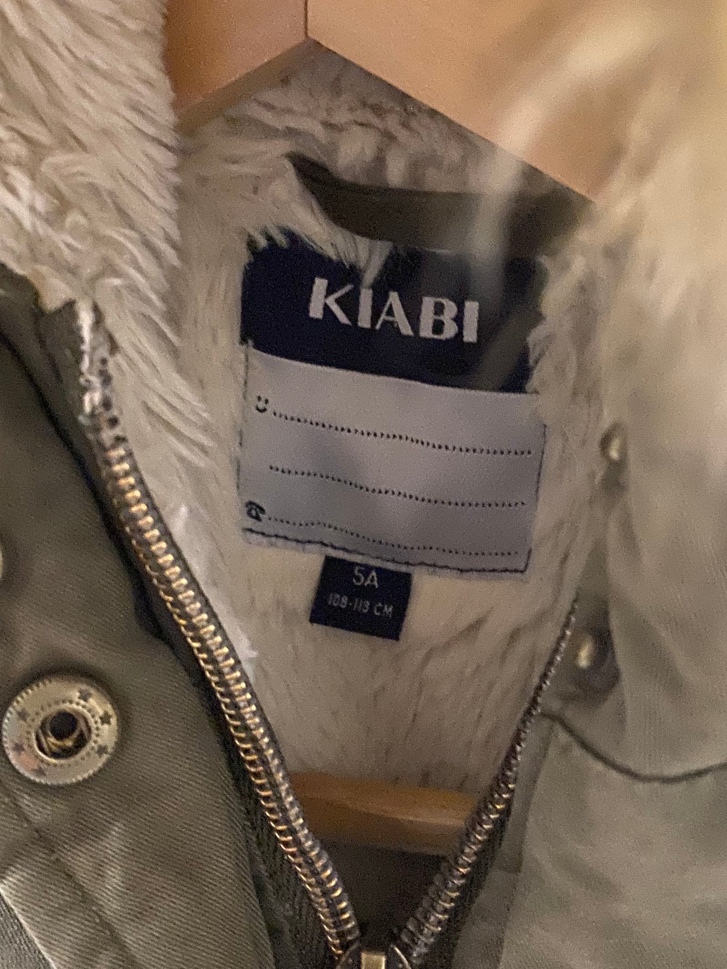 ❄️ Doudoune kaki intérieur moumoute – Kiabi – 5 ans