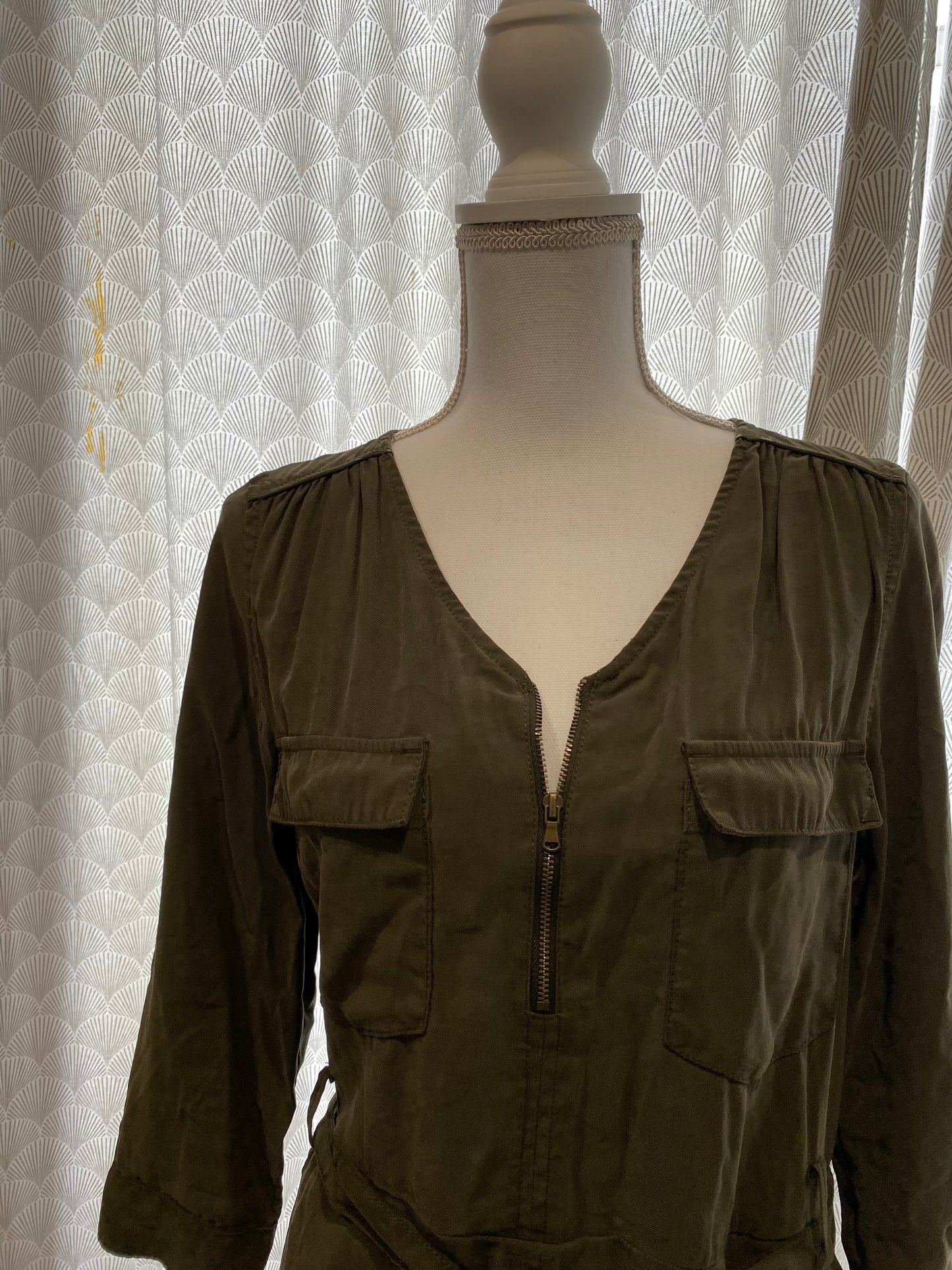 Robe kaki à ceinture & tirette dorée CACHE CACHE – Taille 36/38 💚✨