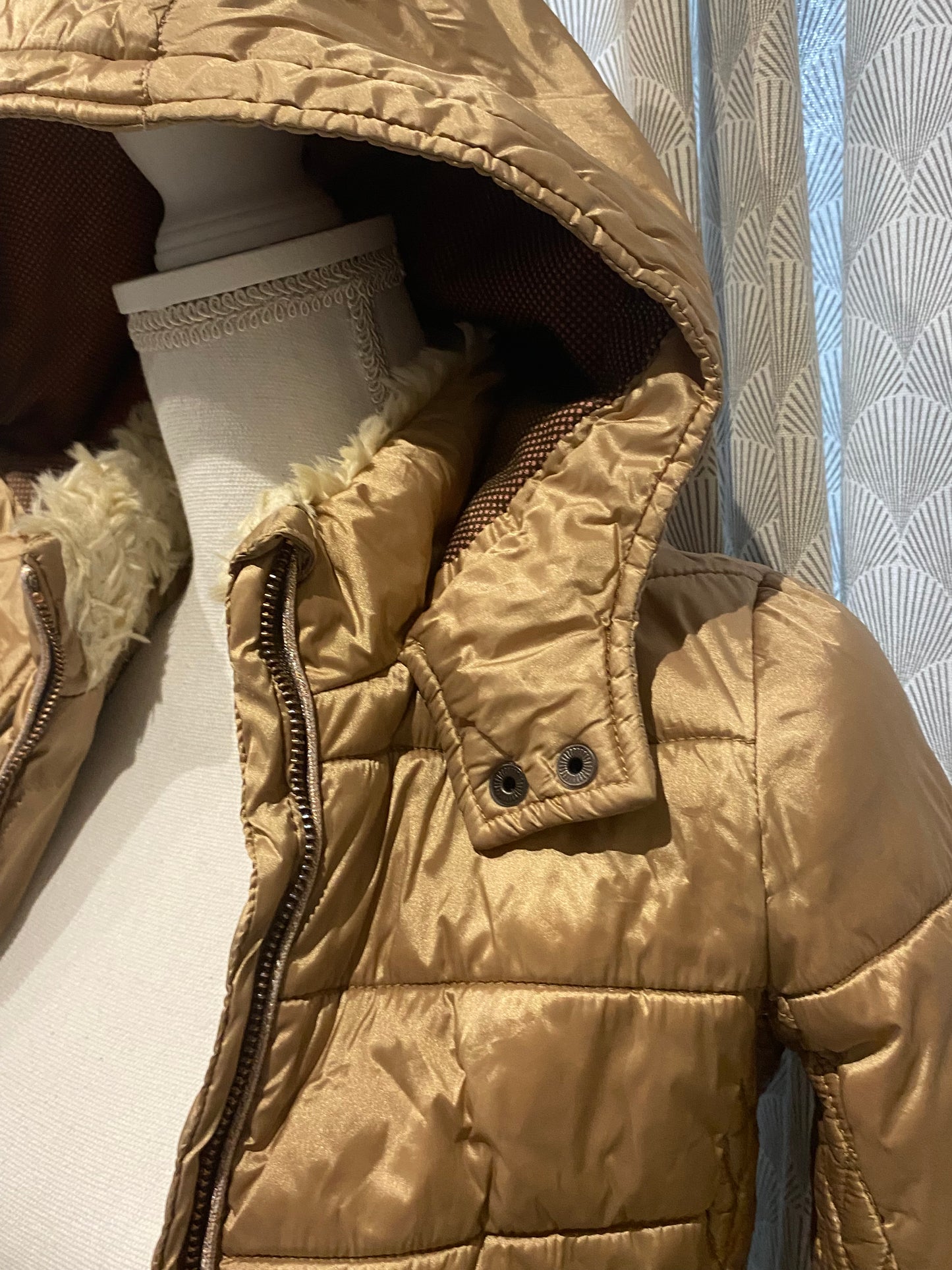 ✨ Doudoune dorée – Catimini – 8 ans