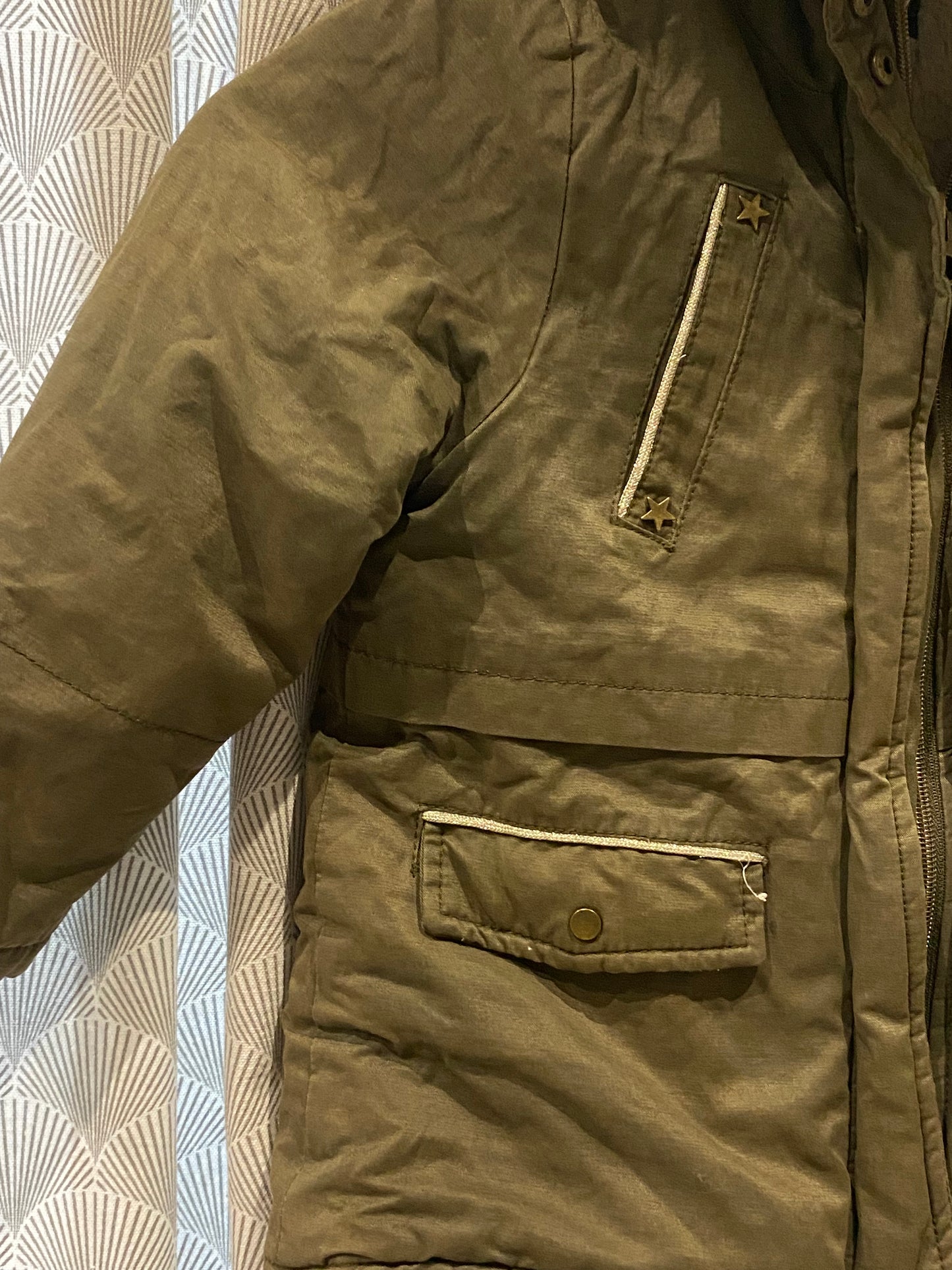 ❄️ Doudoune kaki intérieur moumoute – Kiabi – 5 ans