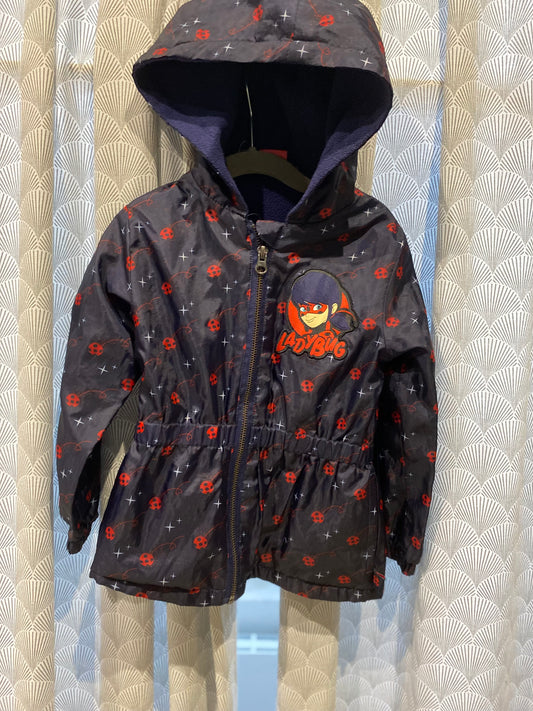 🌧️ K-way marine et rouge – Tissaia Miraculus – 5 ans