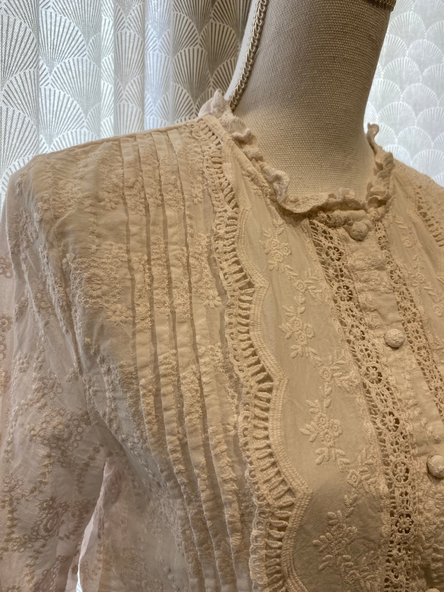 ✨ Chemise effet brodé écru rosé cintrée – Peace and Love – M/L