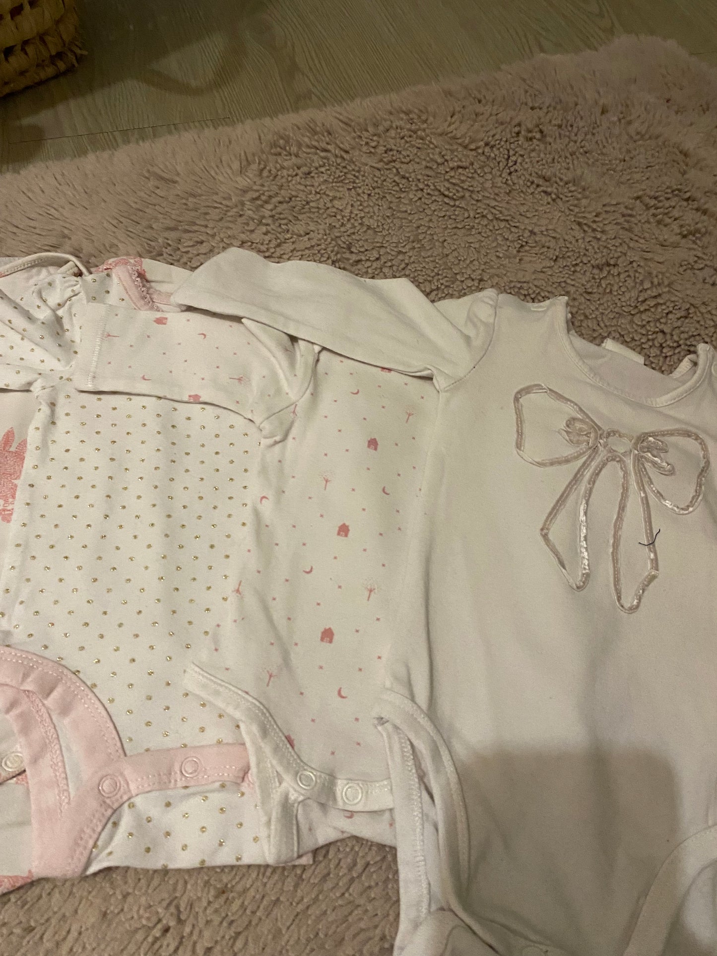 Lot 5 bodies bébé – Motifs lapins, nœuds – Rose & blanc – 1 mois
