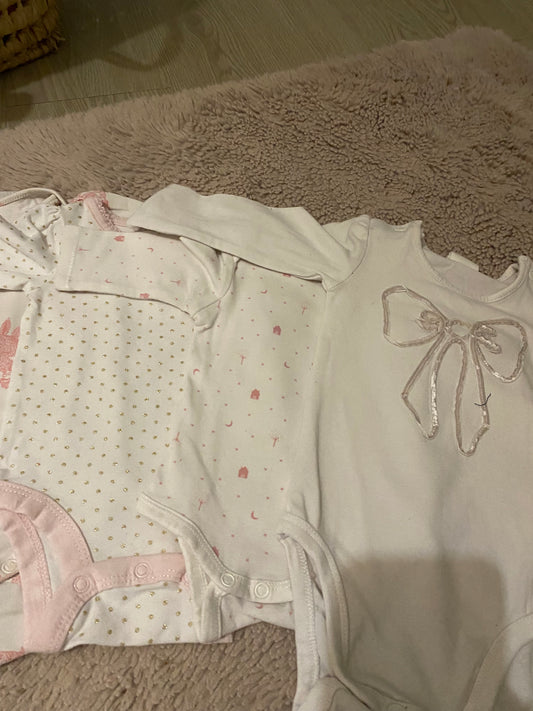Lot 5 bodies bébé – Motifs lapins, nœuds – Rose & blanc – 1 mois