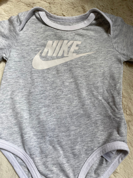 Bodie nike 0/6 mois