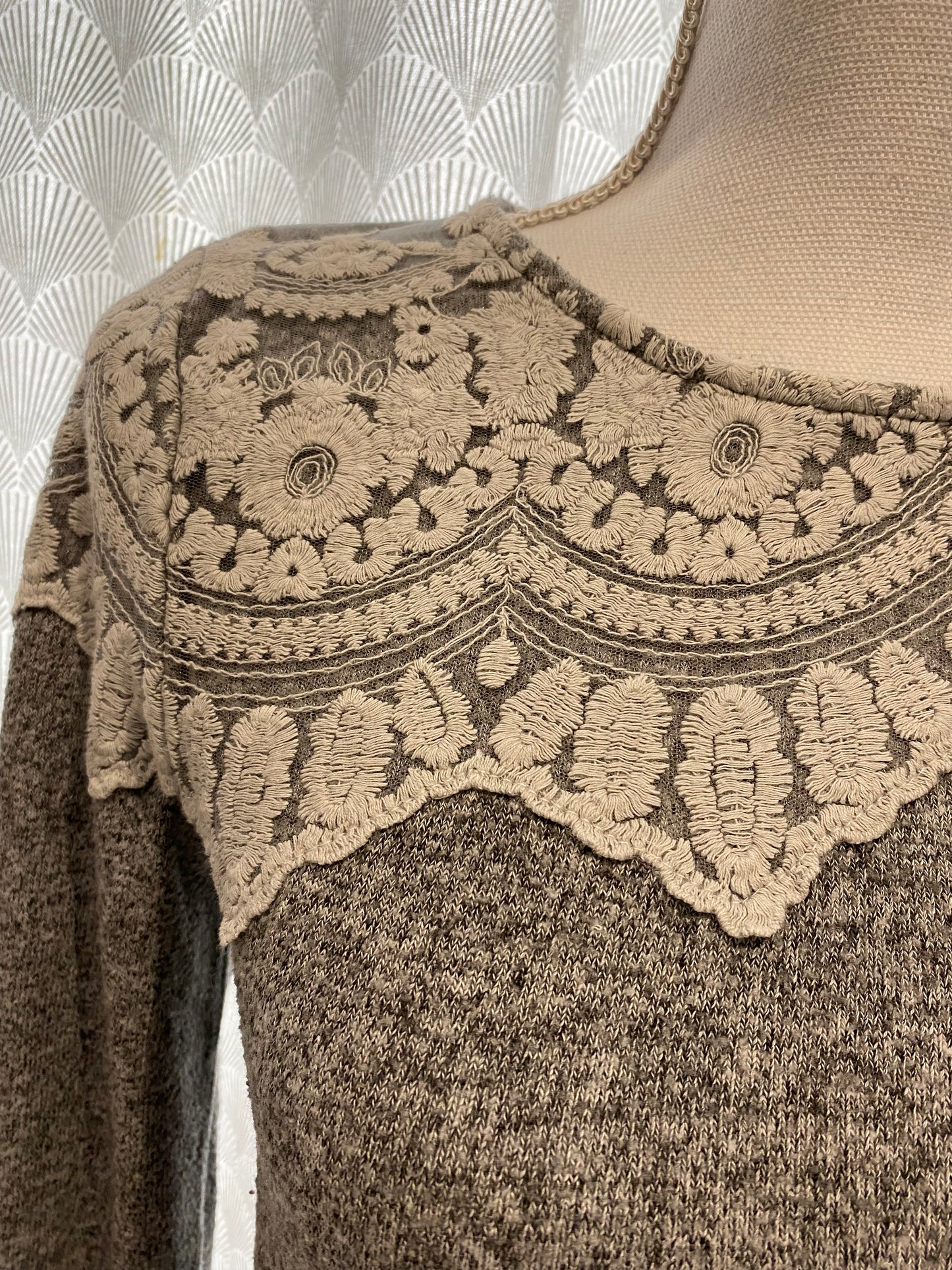 Pull gris dentelle blanche – Taille M 🩶✨