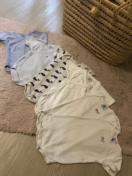 Lot 6 bodies manches courtes motif baleine – Petit Bateau & Kiabi – 3 mois