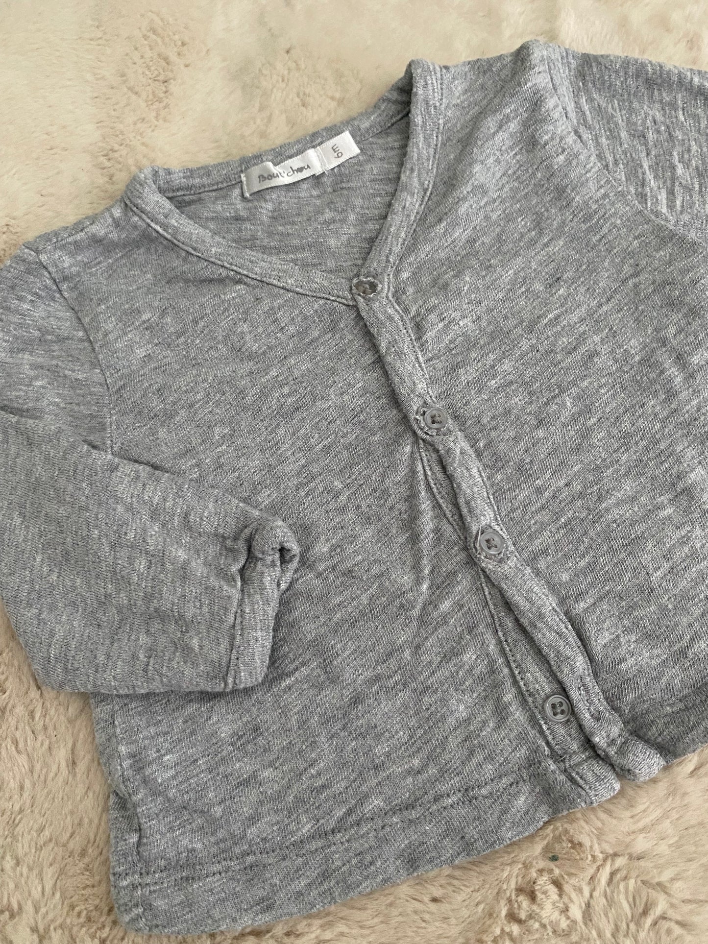 Brassière légère gris clair – taille 6 mois – Boutchou 👶✨