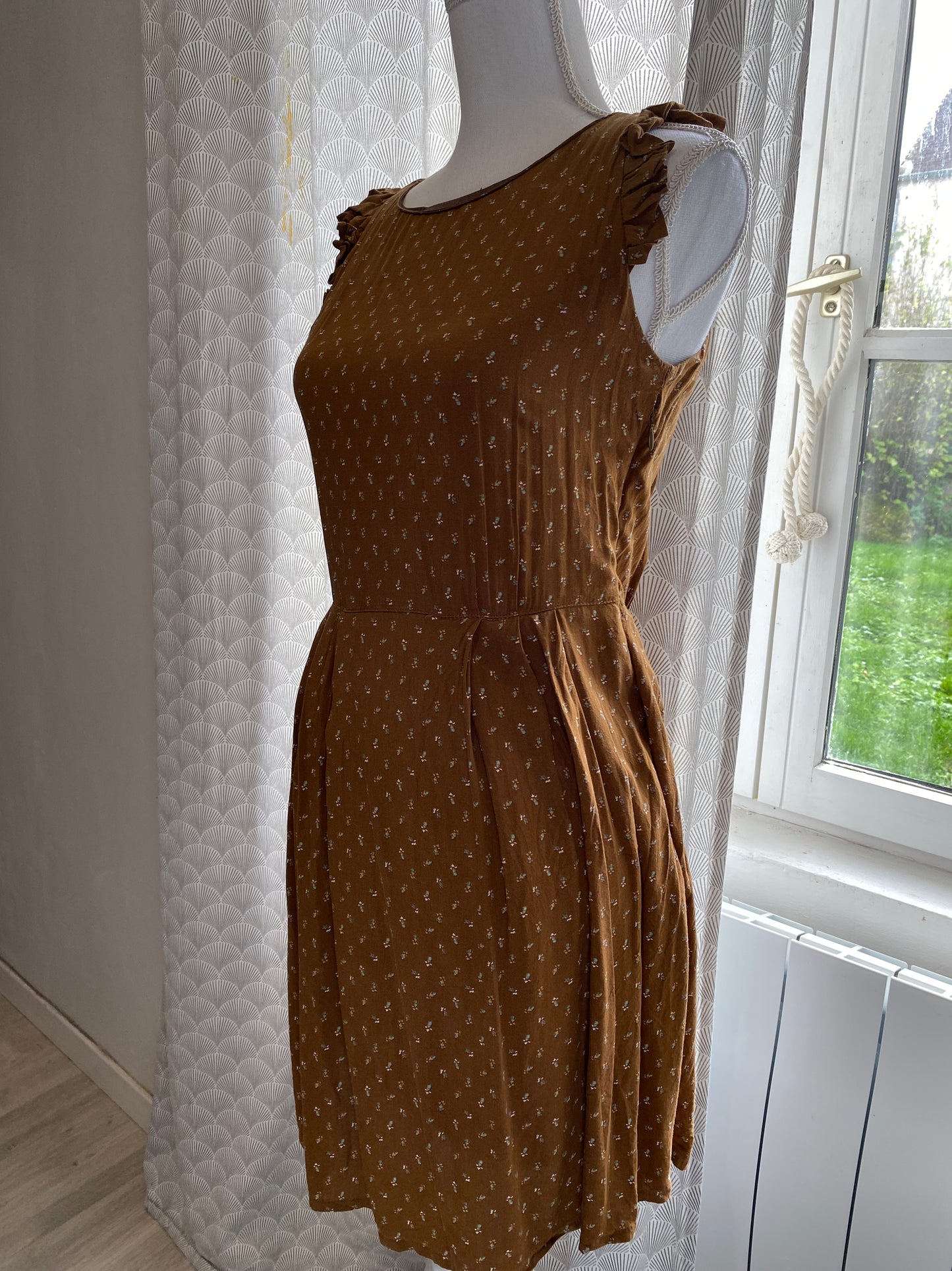 Robe marron à petites fleurs PULL & BEAR – Taille 36 🌸