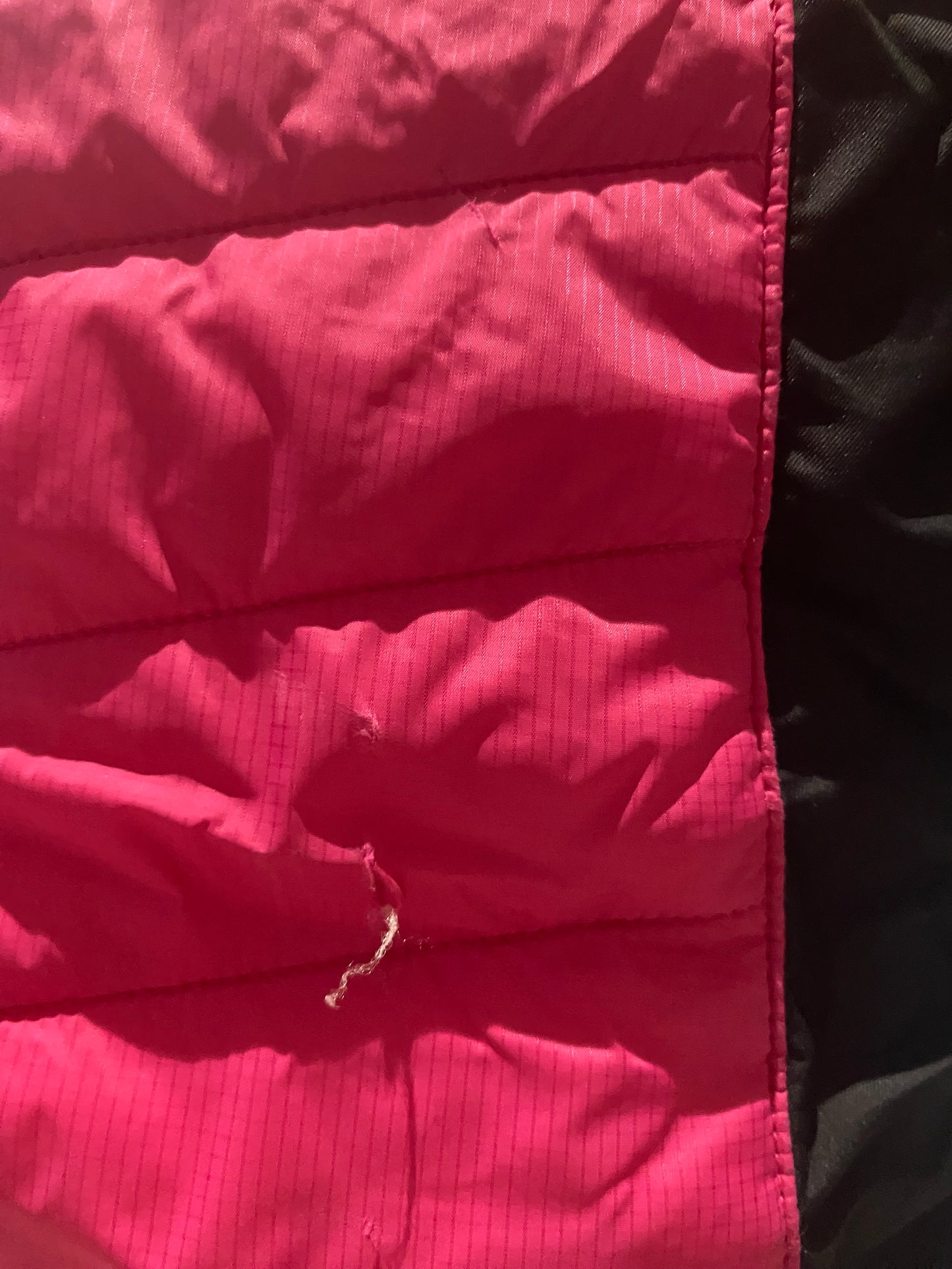 ❄️ Doudoune noir et fuchsia – Wedze Decathlon – 14 ans – léger trous arrière