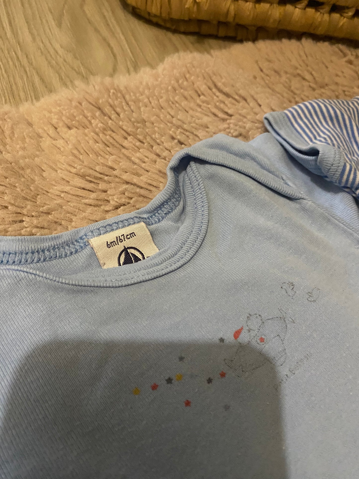 Lot 2 bodies bleus manches courtes – Petit Bateau – 6 mois