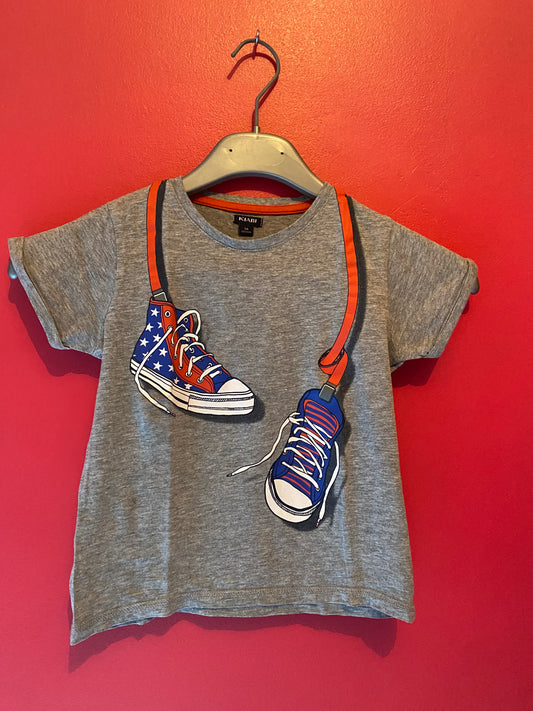 T-shirt gris à motifs chaussures – Kiabi – Taille 5ans