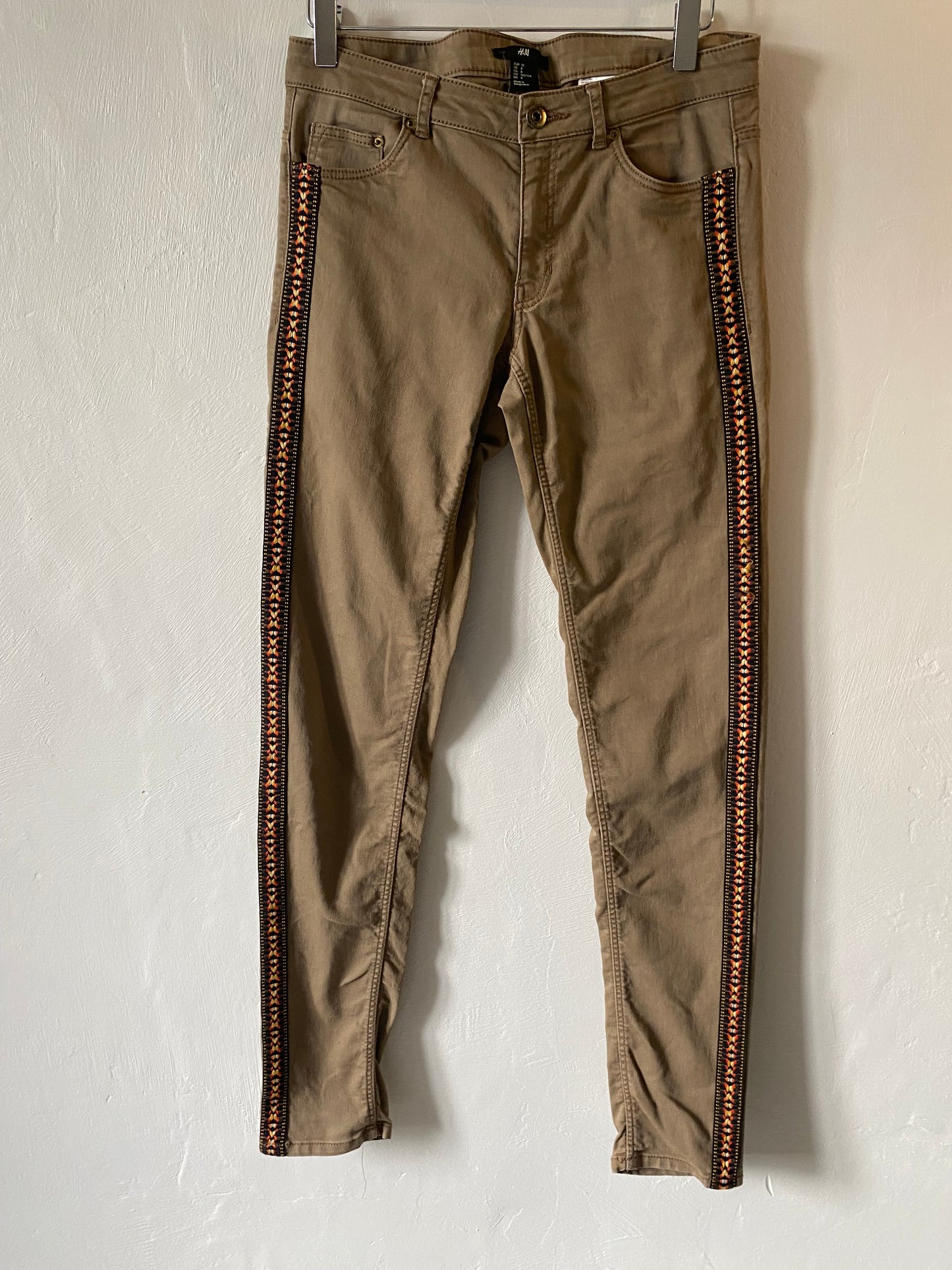 Pantalon slim kaki bandes ethniques – H&M