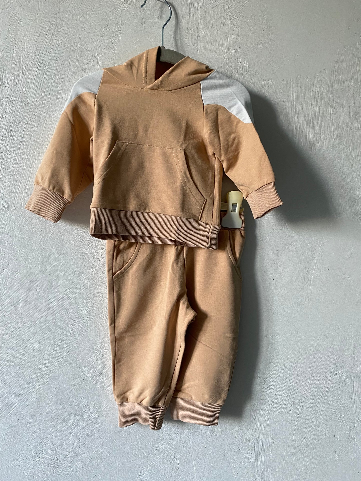 Ensemble jogging beige et blanc Shein - 6 mois (taille 68)