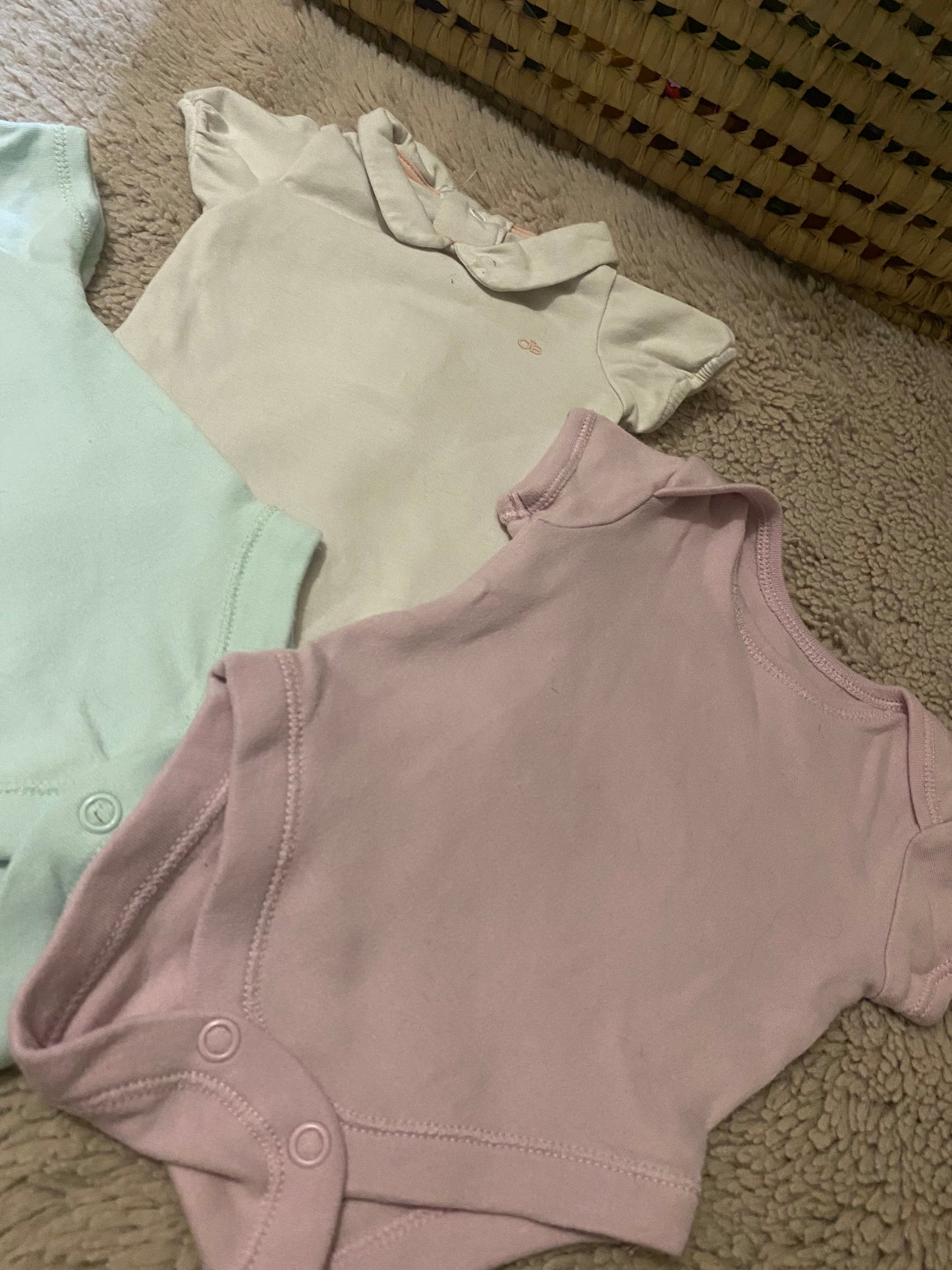 Lot 3 bodies manches courtes – Orchestra & Primark – 3 mois