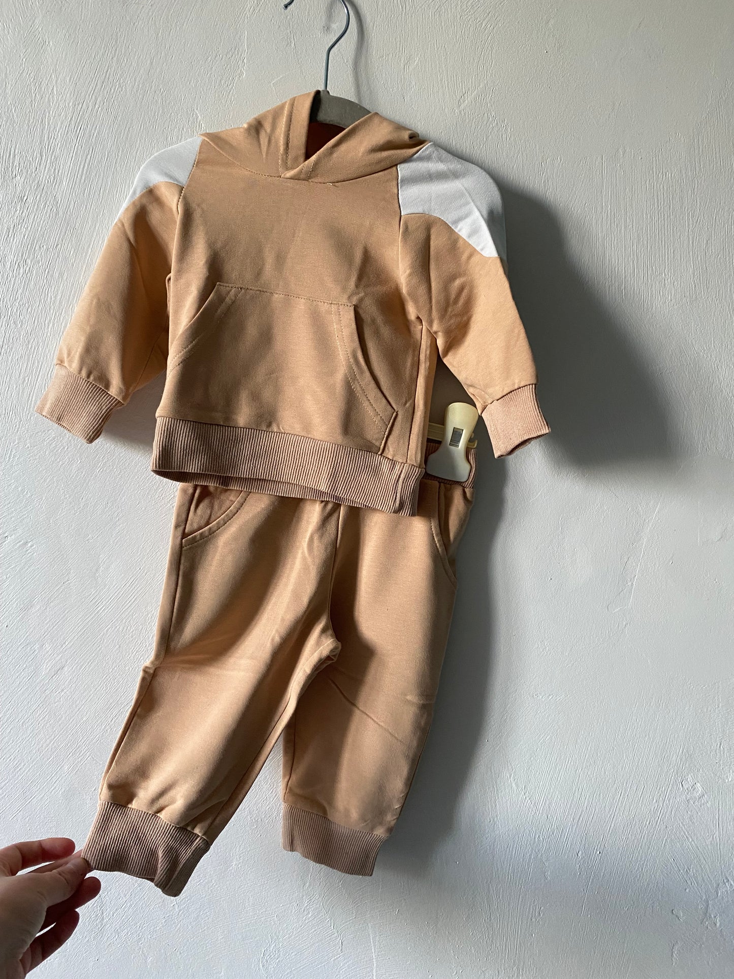 Ensemble jogging beige et blanc Shein - 6 mois (taille 68)