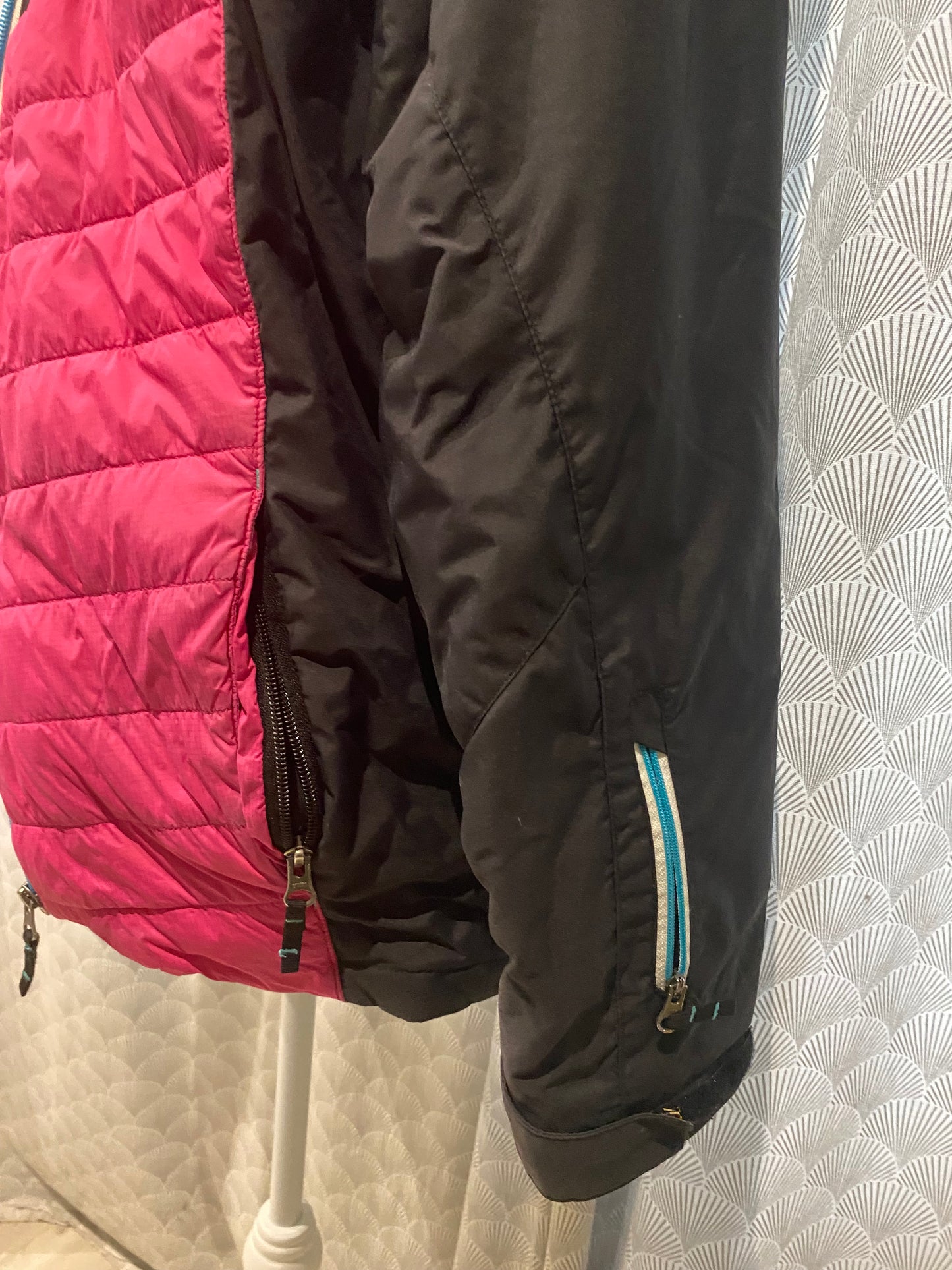 ❄️ Doudoune noir et fuchsia – Wedze Decathlon – 14 ans – léger trous arrière