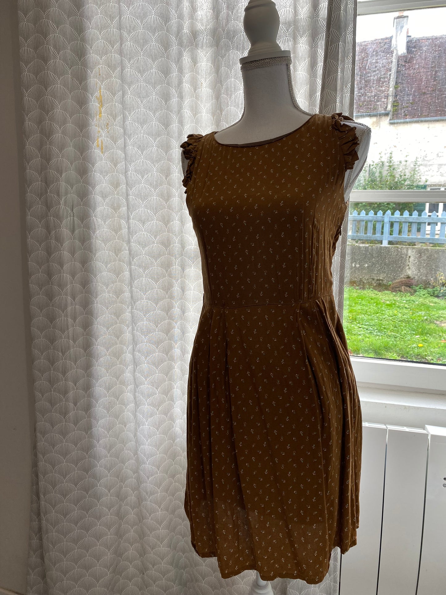 Robe marron à petites fleurs PULL & BEAR – Taille 36 🌸