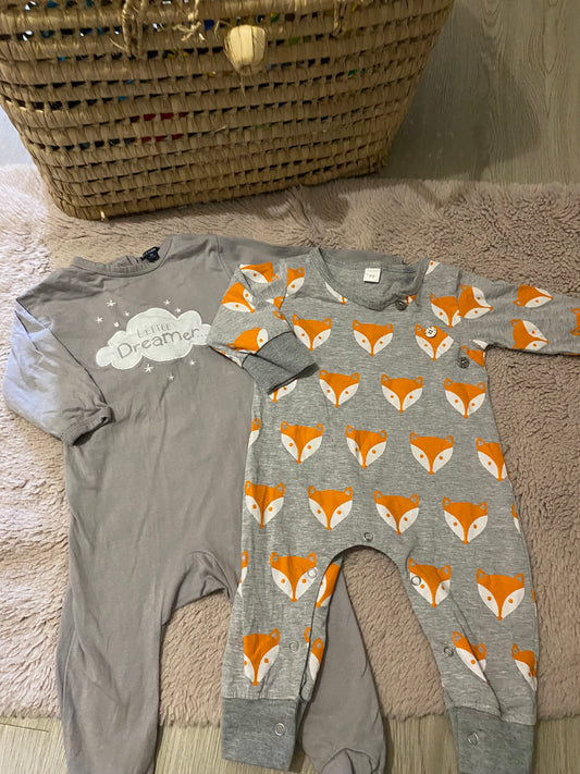 🌙 Lot 2 pyjamas légers bébé 9 mois – sans marque – très bon état