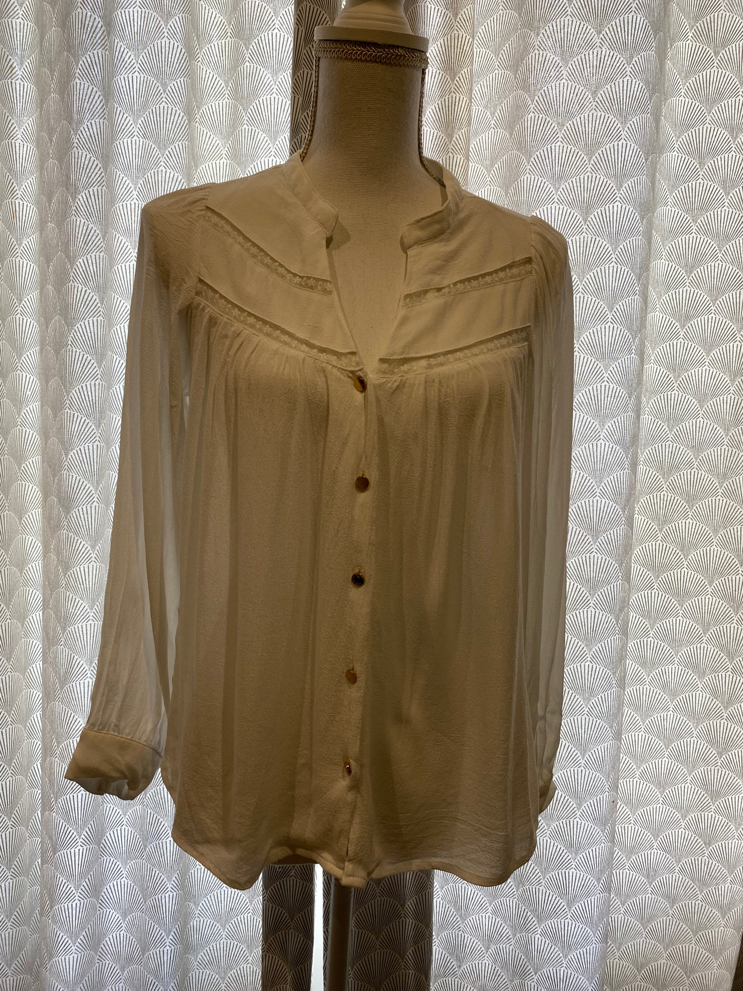 Blouse blanche écru boutons dorés effet brodé épaules – Inspiration Studio – M