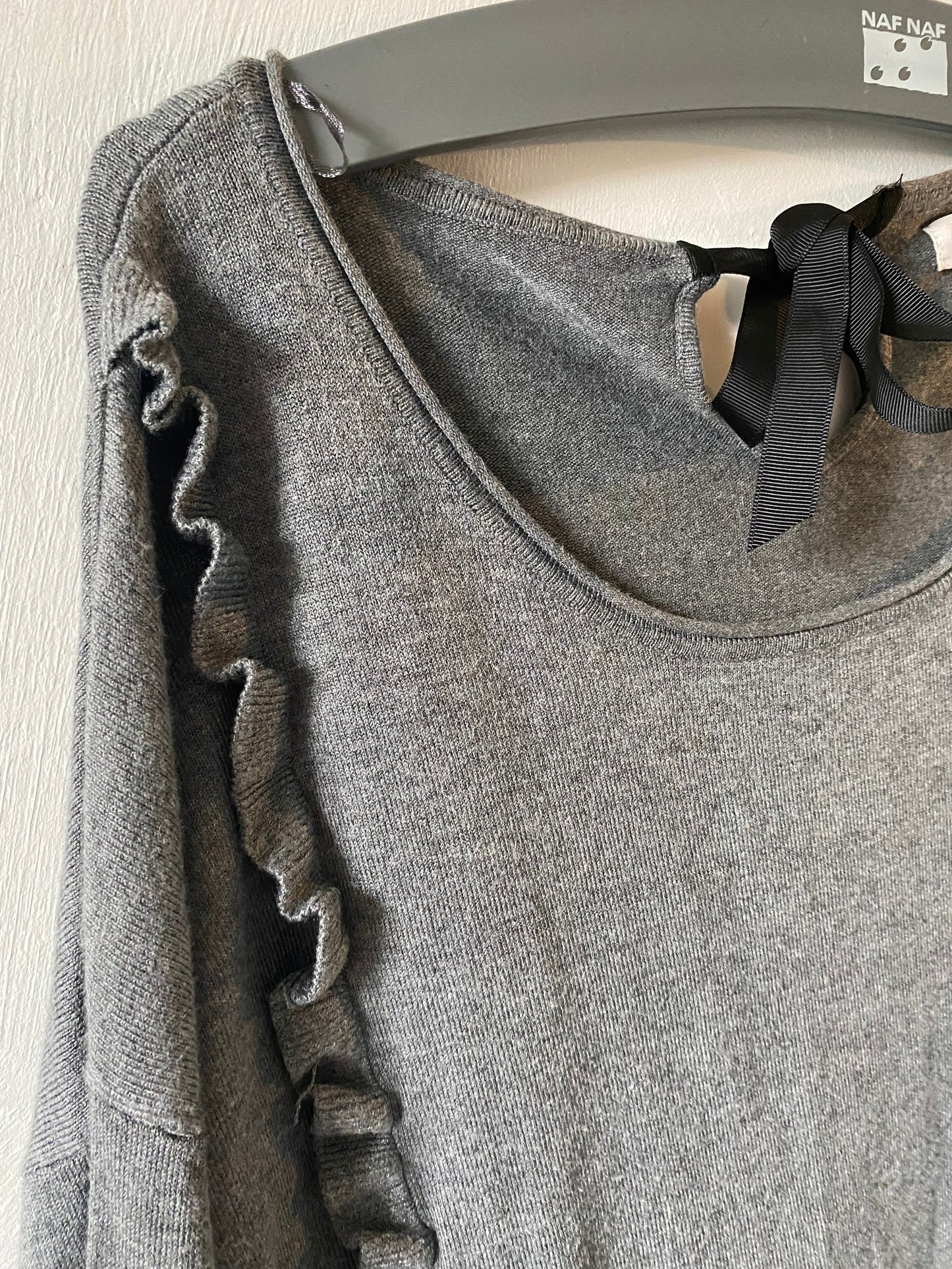 Pull gris motif froufrou à nouer dans le dos – Taille M – Cache Cache
