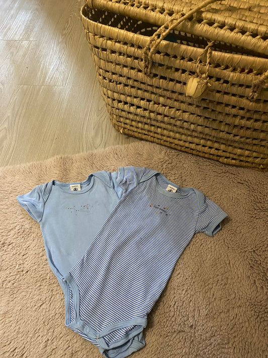 Lot 2 bodies bleus manches courtes – Petit Bateau – 6 mois
