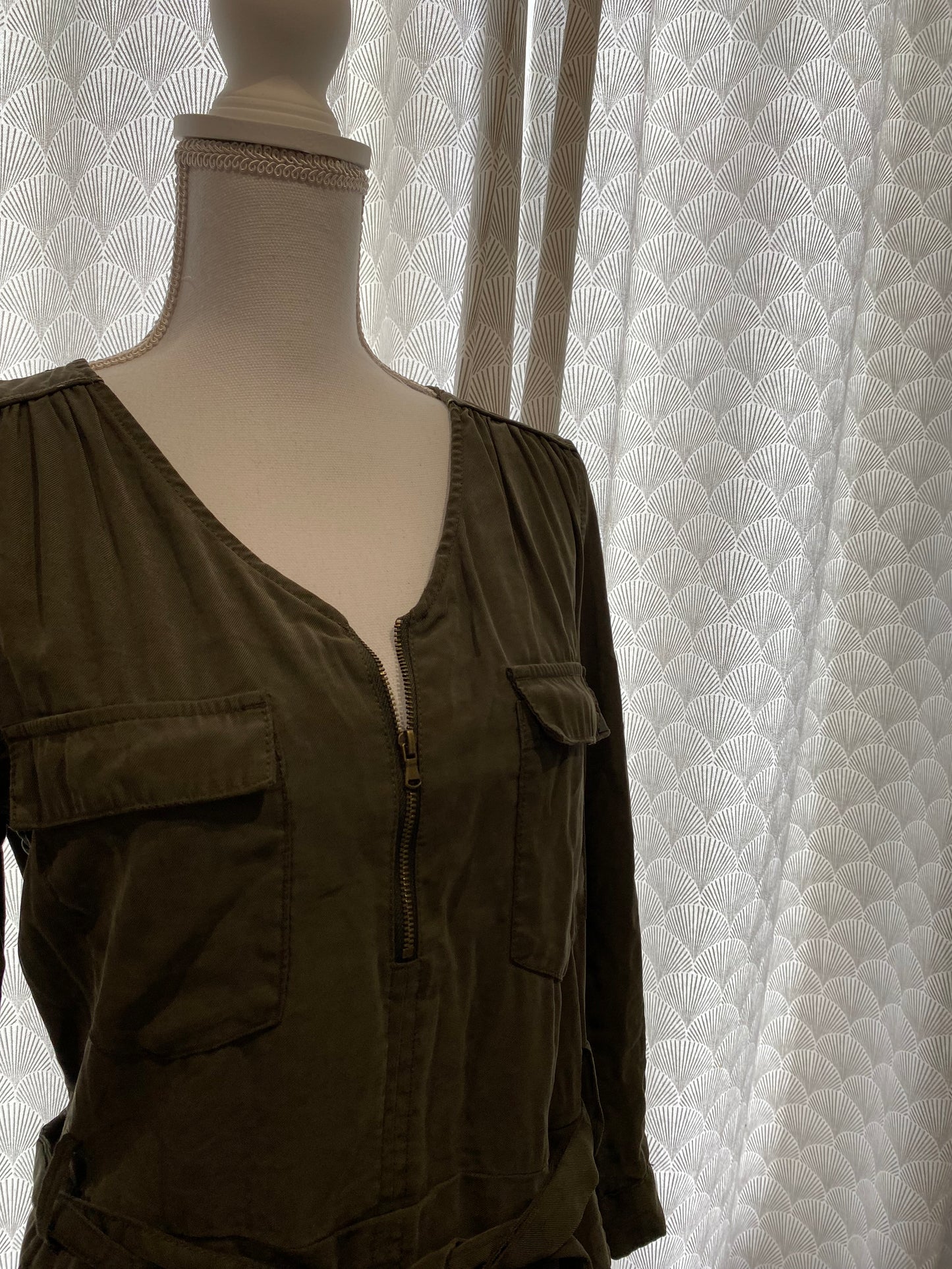 Robe kaki à ceinture & tirette dorée CACHE CACHE – Taille 36/38 💚✨