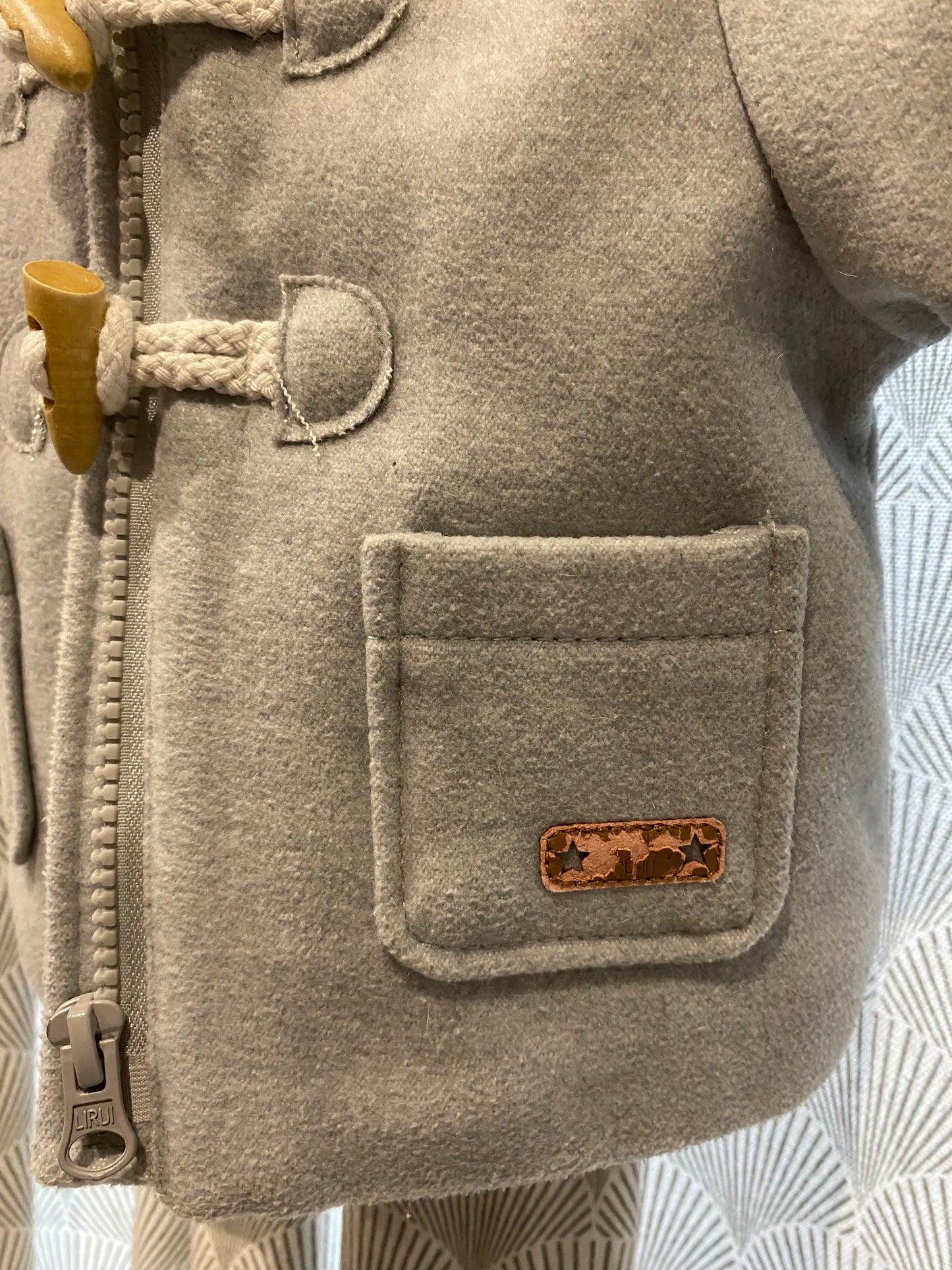 🧥 Duffle-coat gris fourré blanc – Kiabi – 3 mois