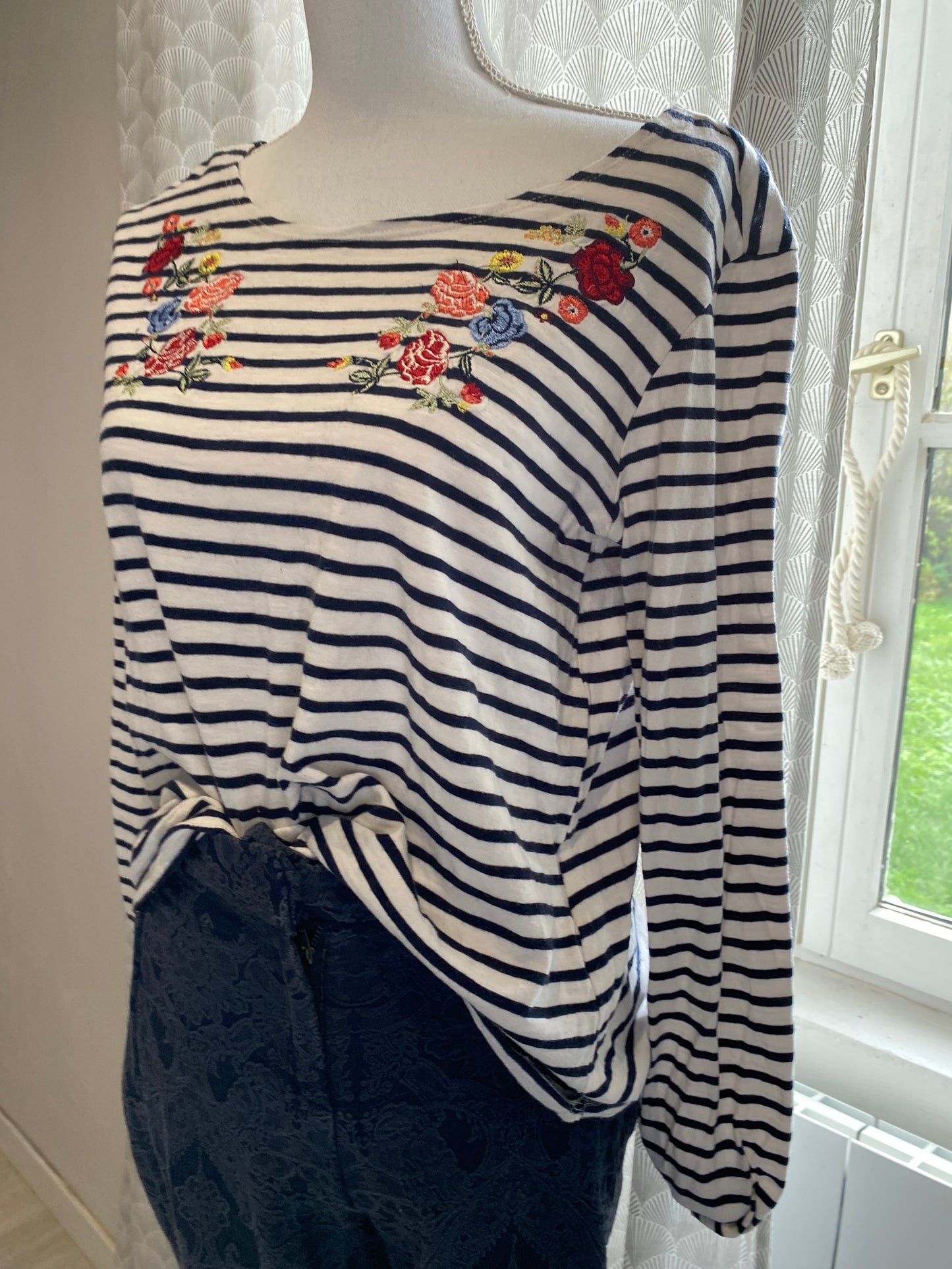 T-shirt rayé noir et blanc à fleurs brodées KIABI – Taille 38